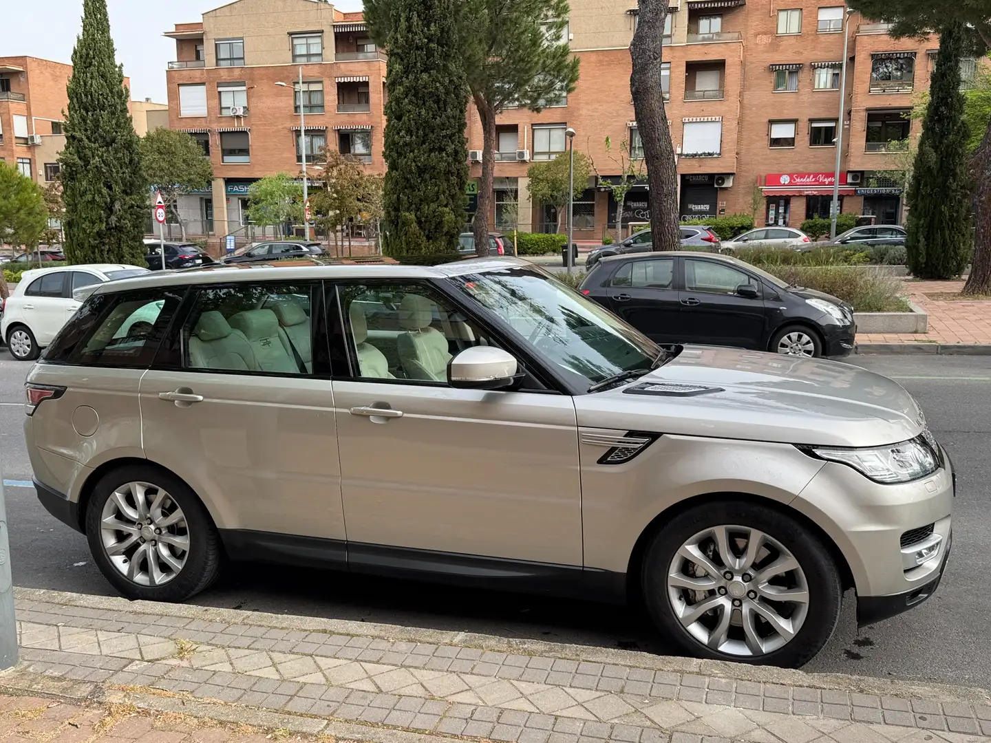 Land Rover Range Rover Sport Range Rover Sport 3.0SDV6 HSE 306 Aut. HSE Plateado - 2