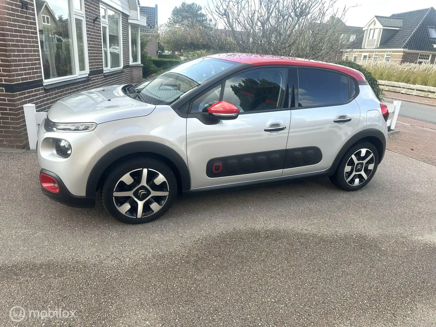 Citroen C3 1.2 110 PK PureTech S&S Shine CARPLAY NAVIGATIE AC Grijs - 2