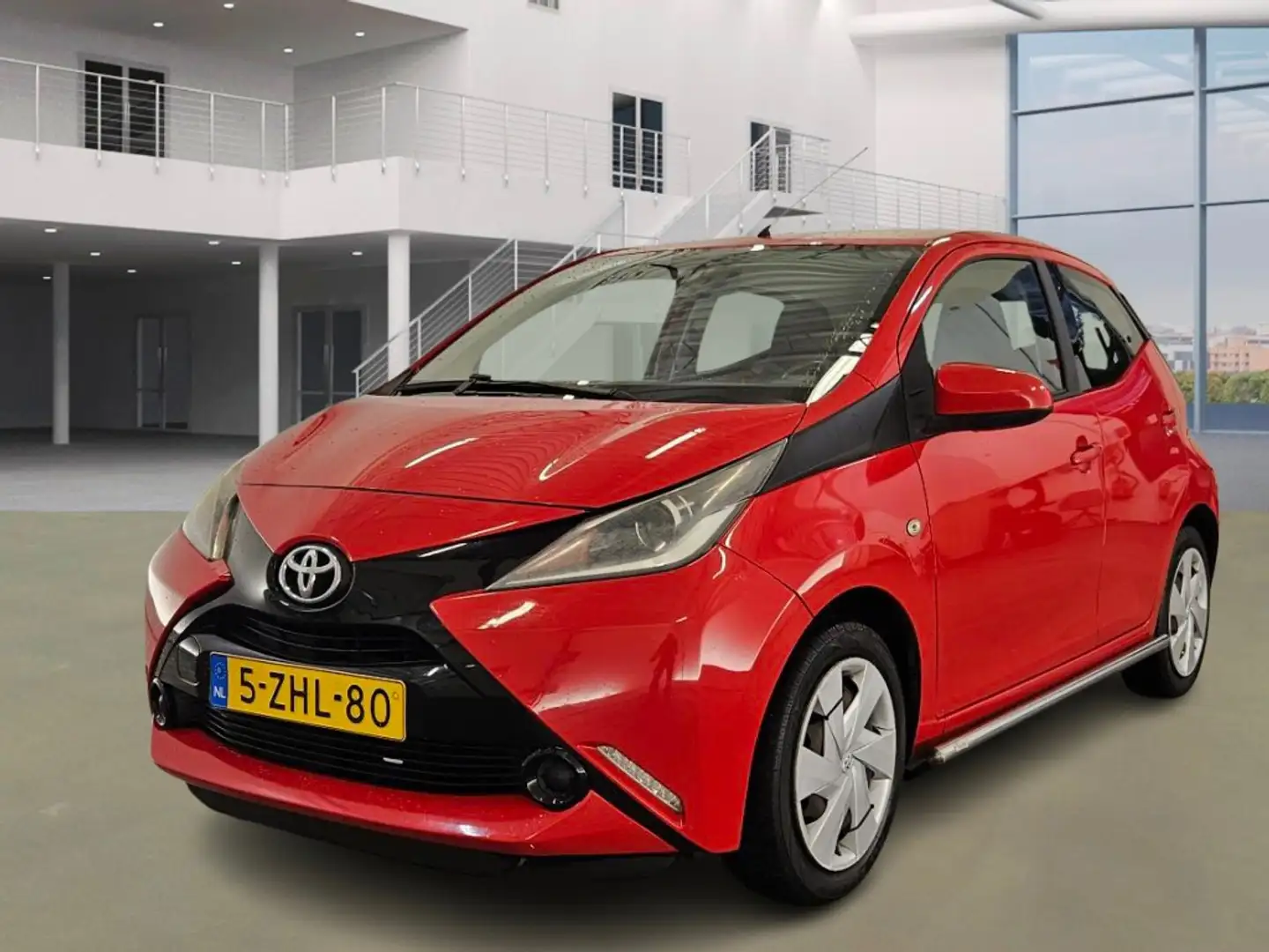 Toyota Aygo 1.0 VVT-i x-play/SIDE BARS Rood - 1