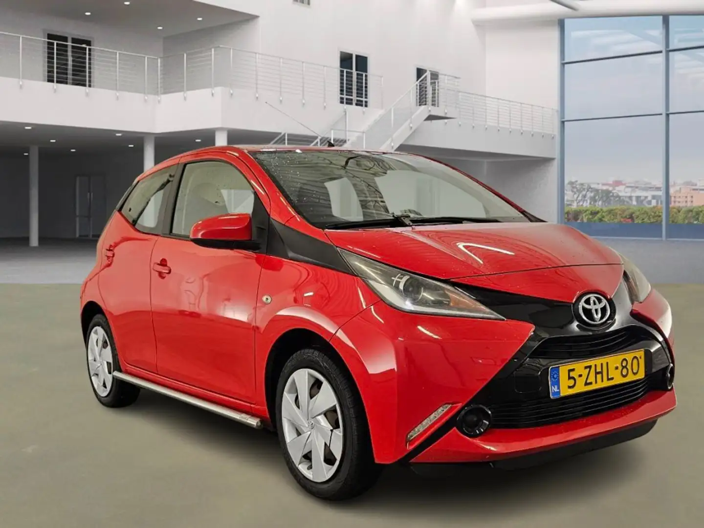 Toyota Aygo 1.0 VVT-i x-play/SIDE BARS Rood - 2