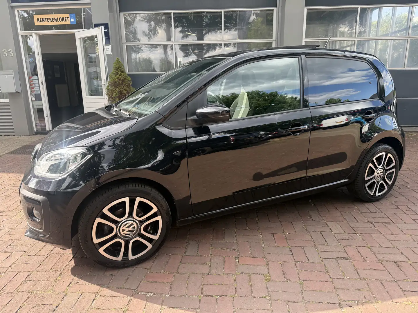 Volkswagen up! 1.0 BMT High Up! | Panodak | 05-2018 | 5-deurs 2e Zwart - 2