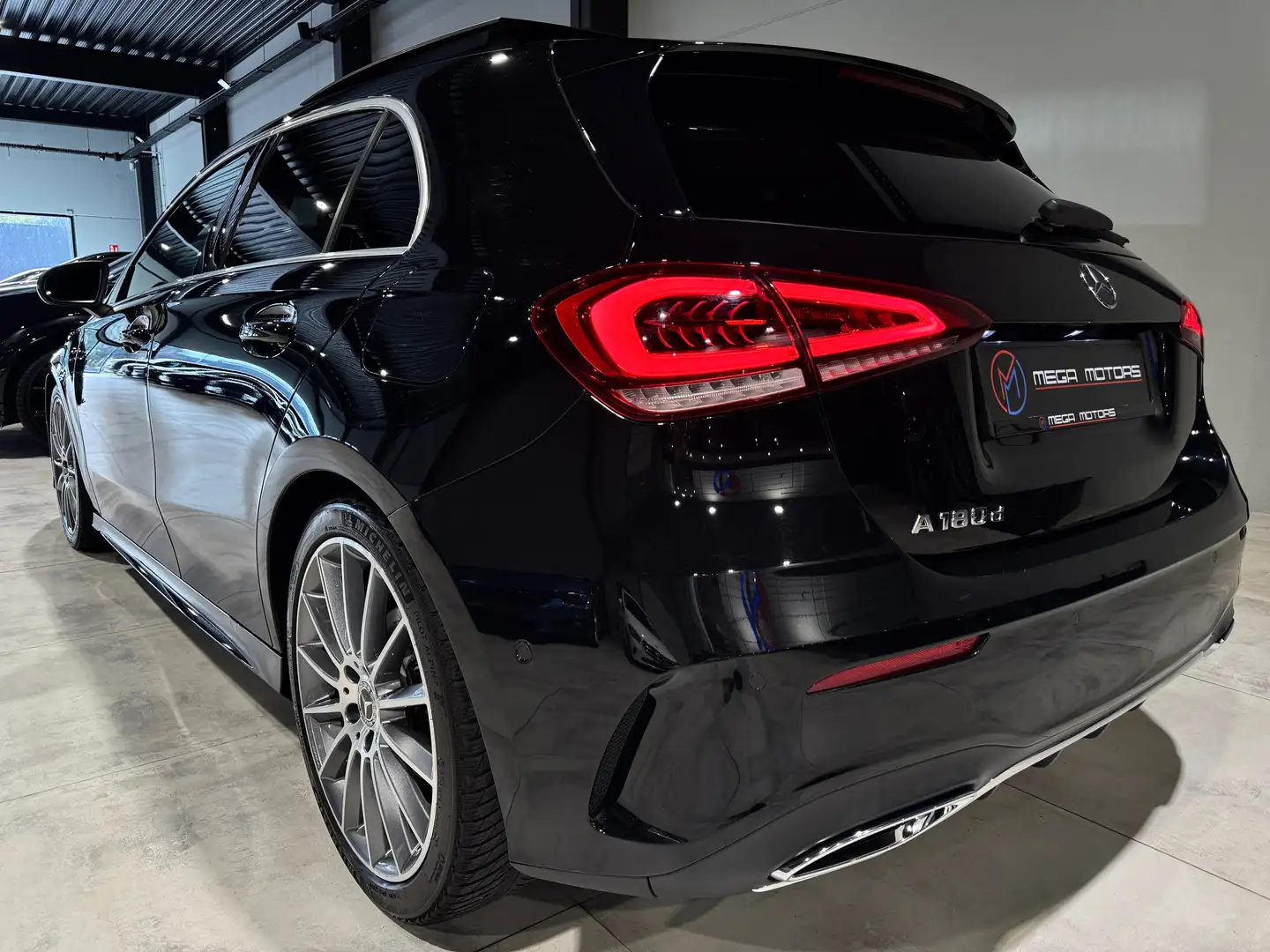 Mercedes-Benz A 180 d 116CV PACK AMG" T.PANO B.AUTO+F1 CAMERA CARPLAY+ Zwart - 2