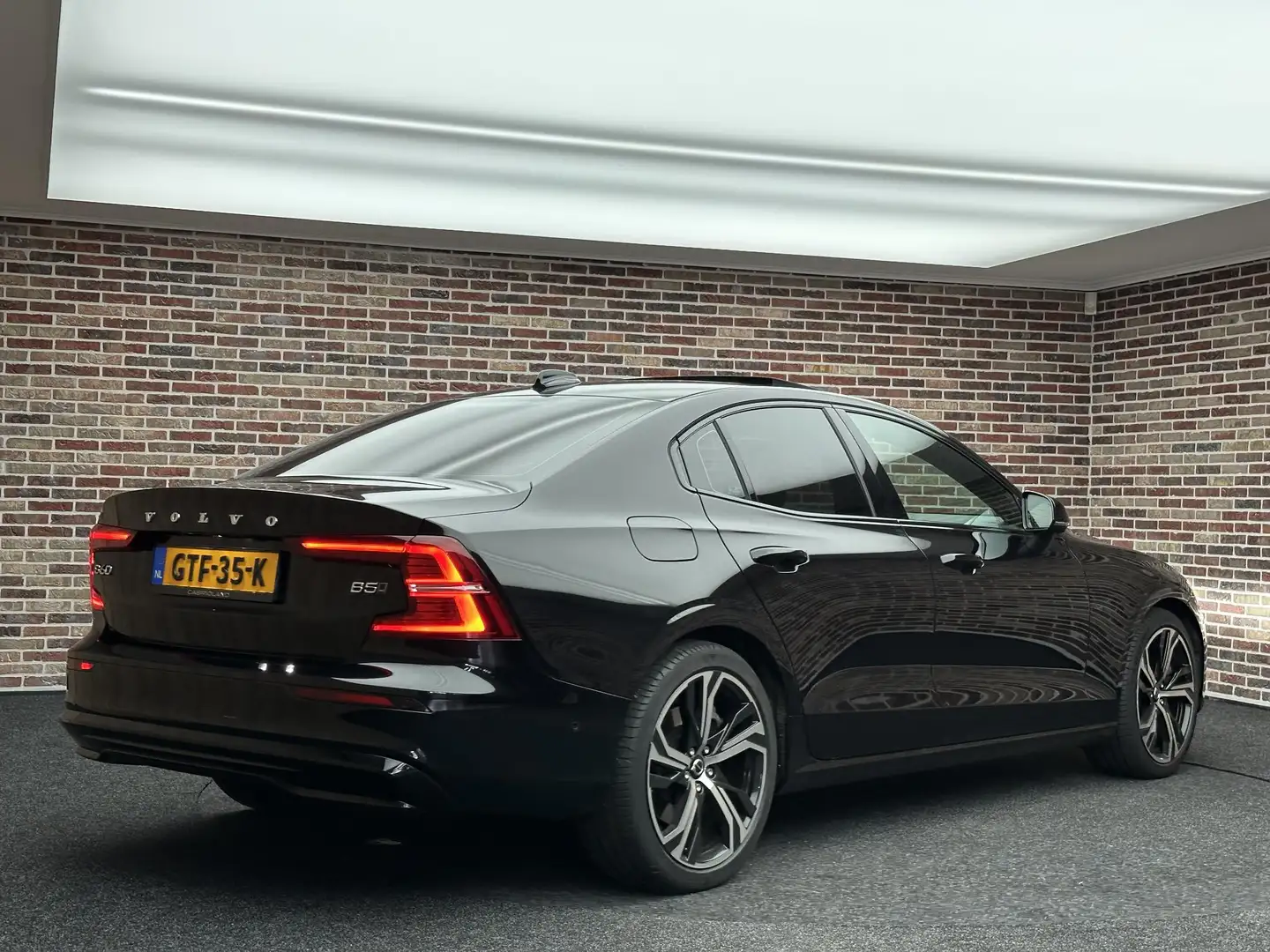 Volvo S60 2.0 B5 AWD Ultimate Dark | Dak| CarPlay| Head-up| Zwart - 2