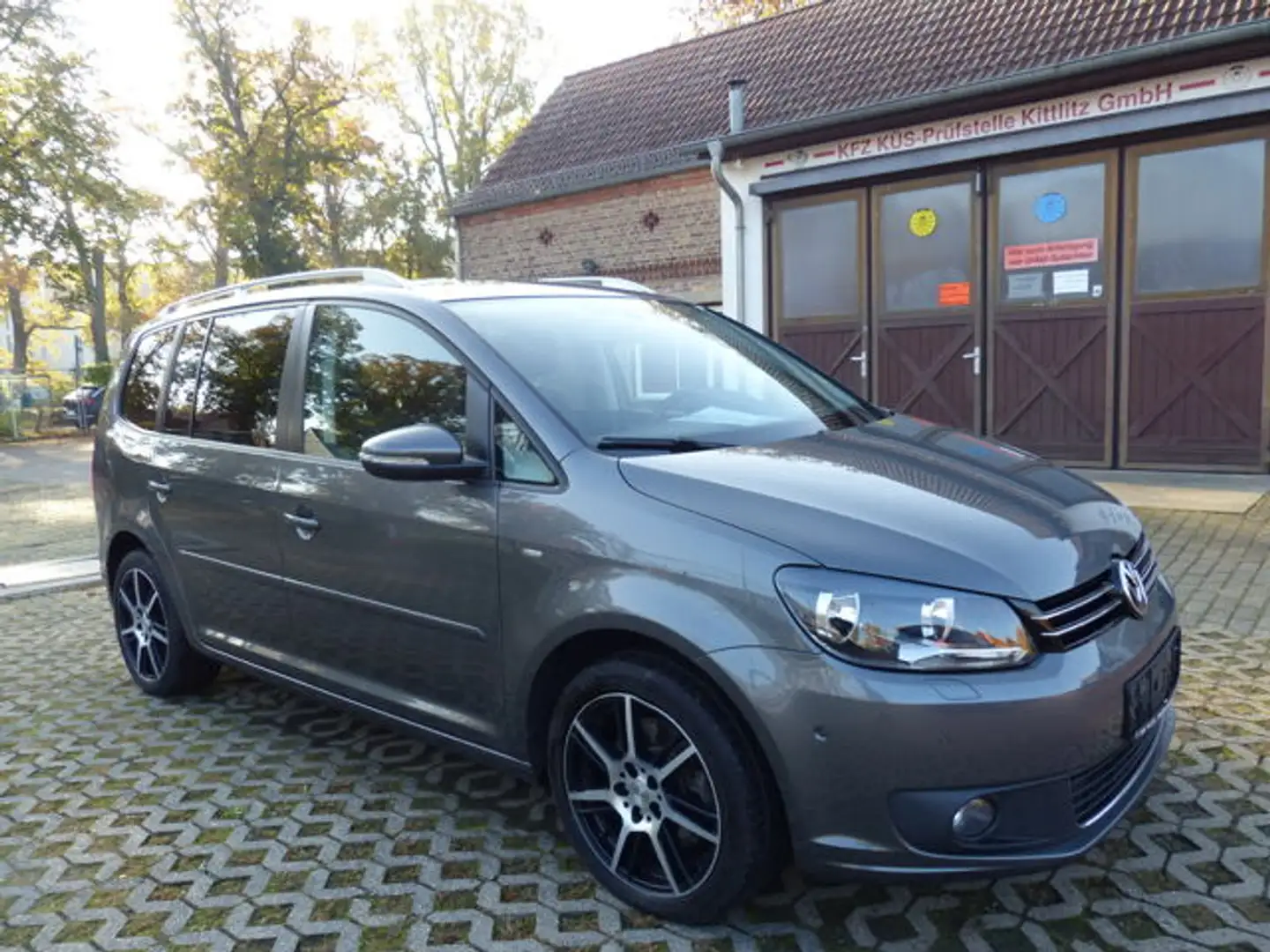 Volkswagen Touran TSI Sitzh.,Tempom.,Klimaaut., AHK abnb. Grau - 2