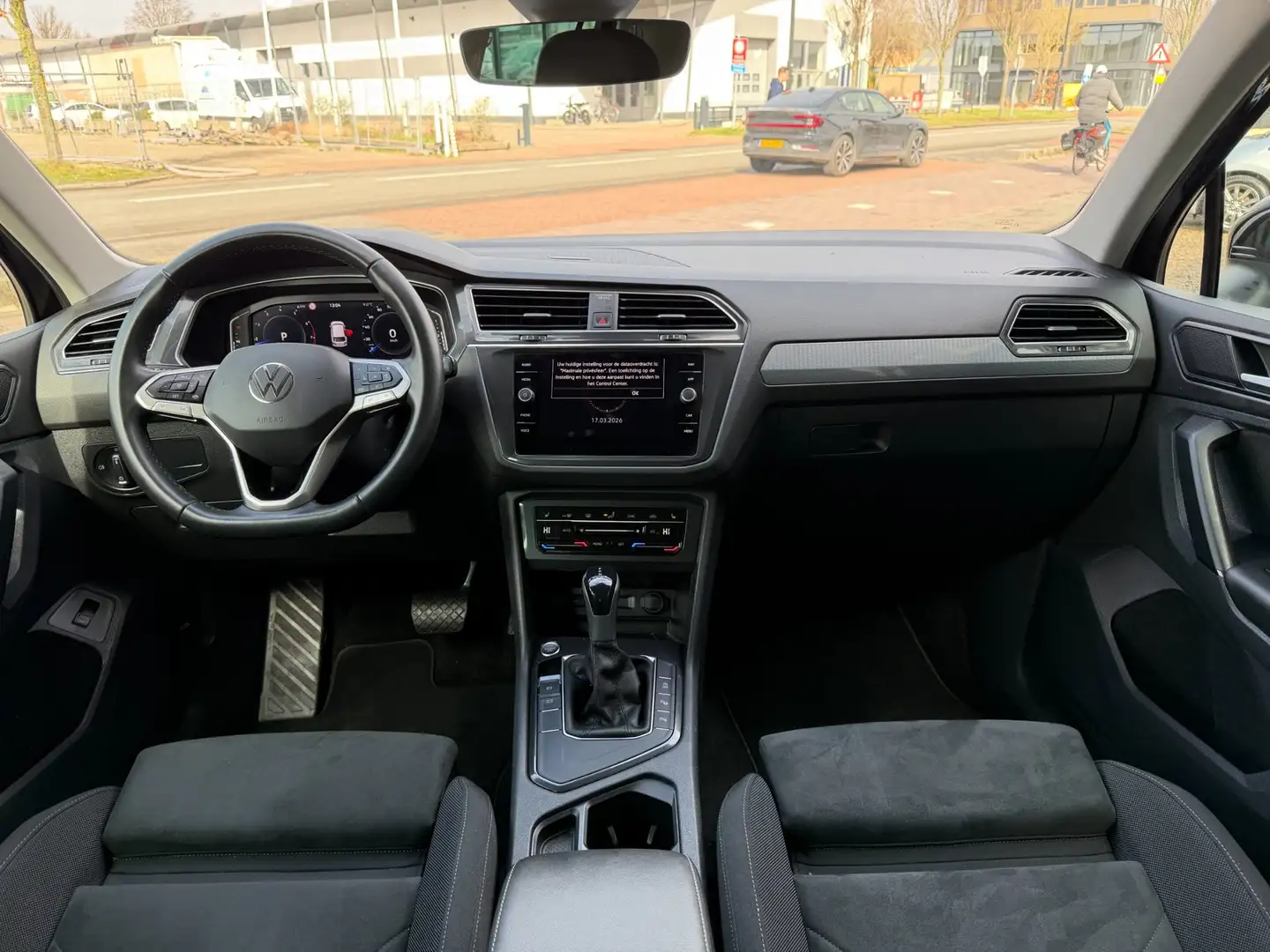 Volkswagen Tiguan 1.5 TSI Life Business AUT|ACC|NAV|Stoelvw Schwarz - 2