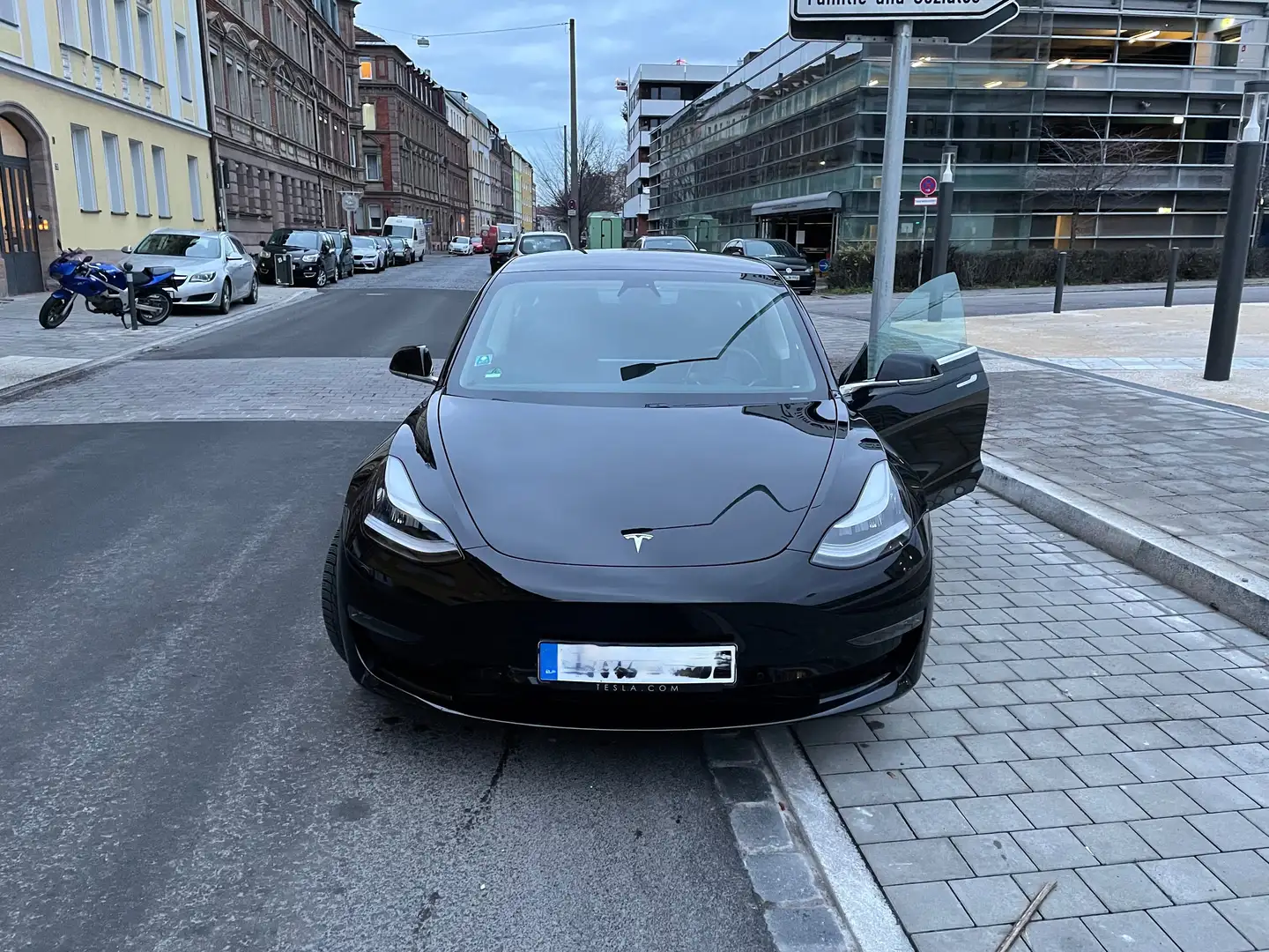 Tesla Model 3 Model 3 Langstreckenbatt. Allradantrieb Dual Motor Schwarz - 1
