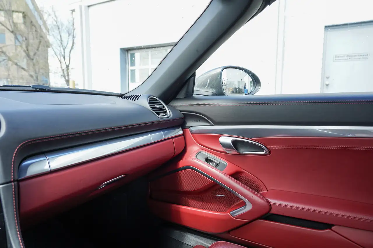 Porsche 718 Boxster снимка Porsche 718 Boxster