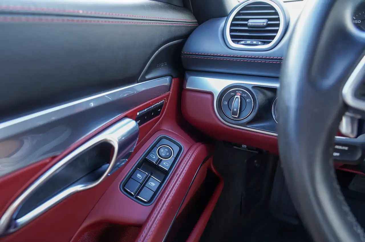 Porsche 718 Boxster снимка Porsche 718 Boxster