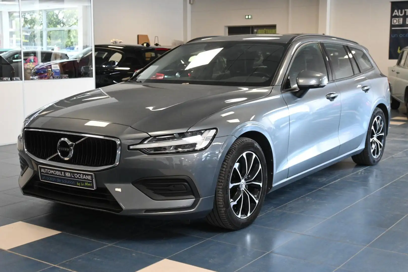 Volvo V60 D4 190 ch Geartronic 8 Business Executive Gris - 1