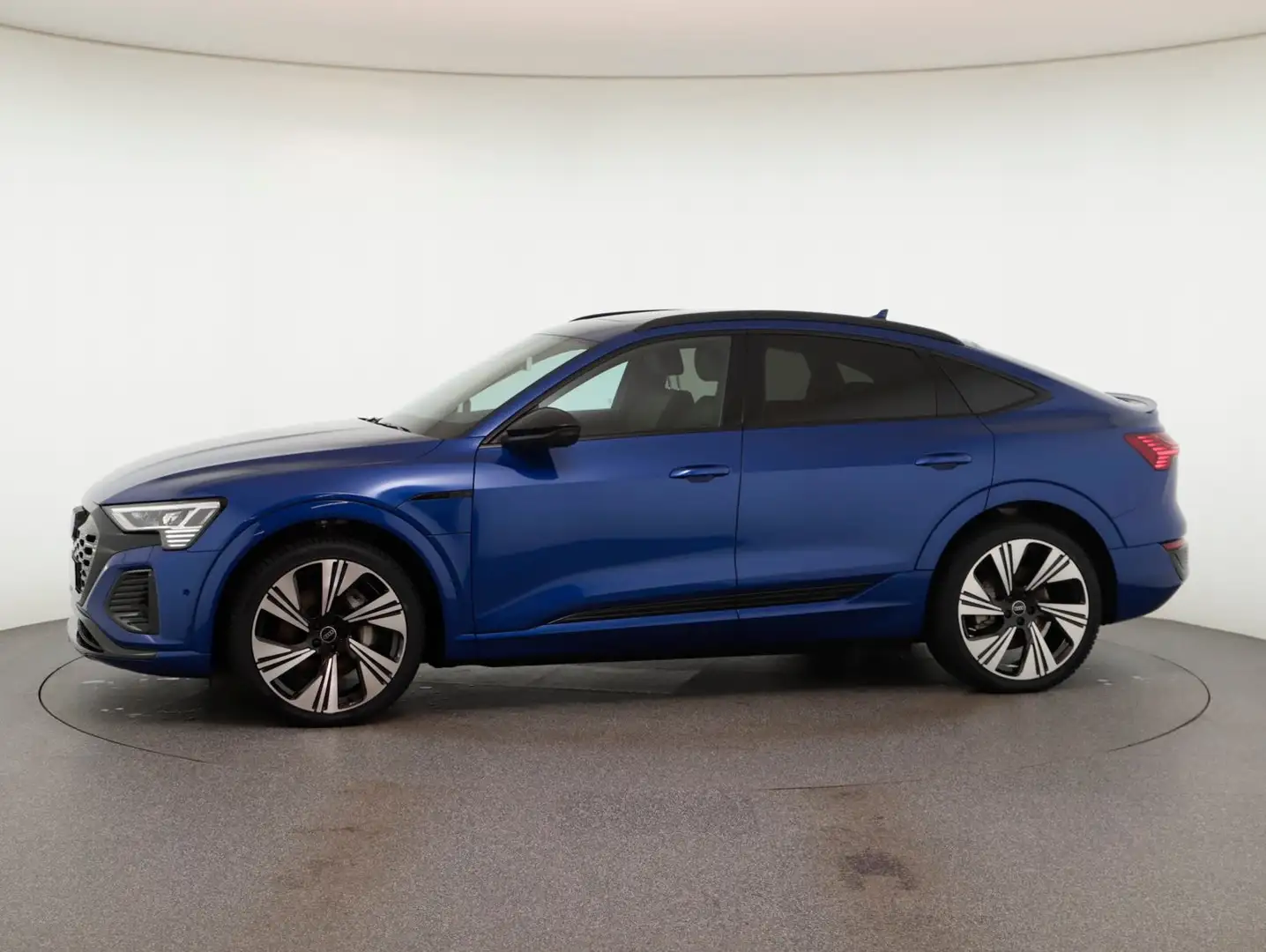 Audi Q8 55 e-tron quattro S line Blau - 2