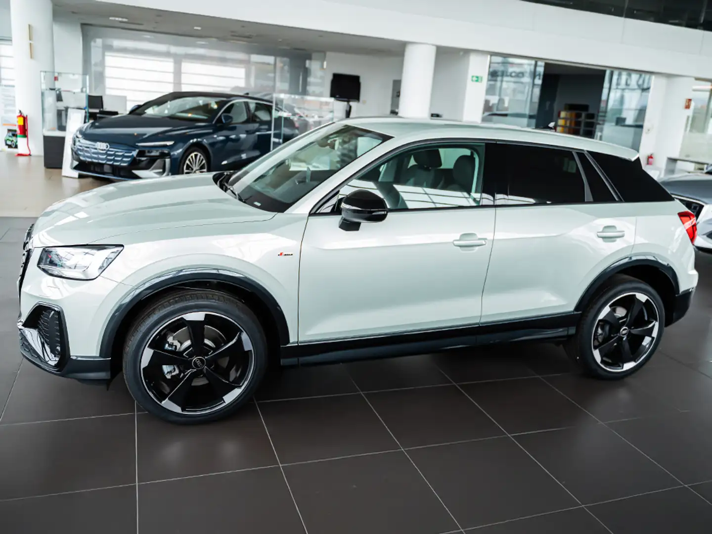 Audi Q2 35 TDI Black line edition quattro S tronic 110kW Plateado - 2