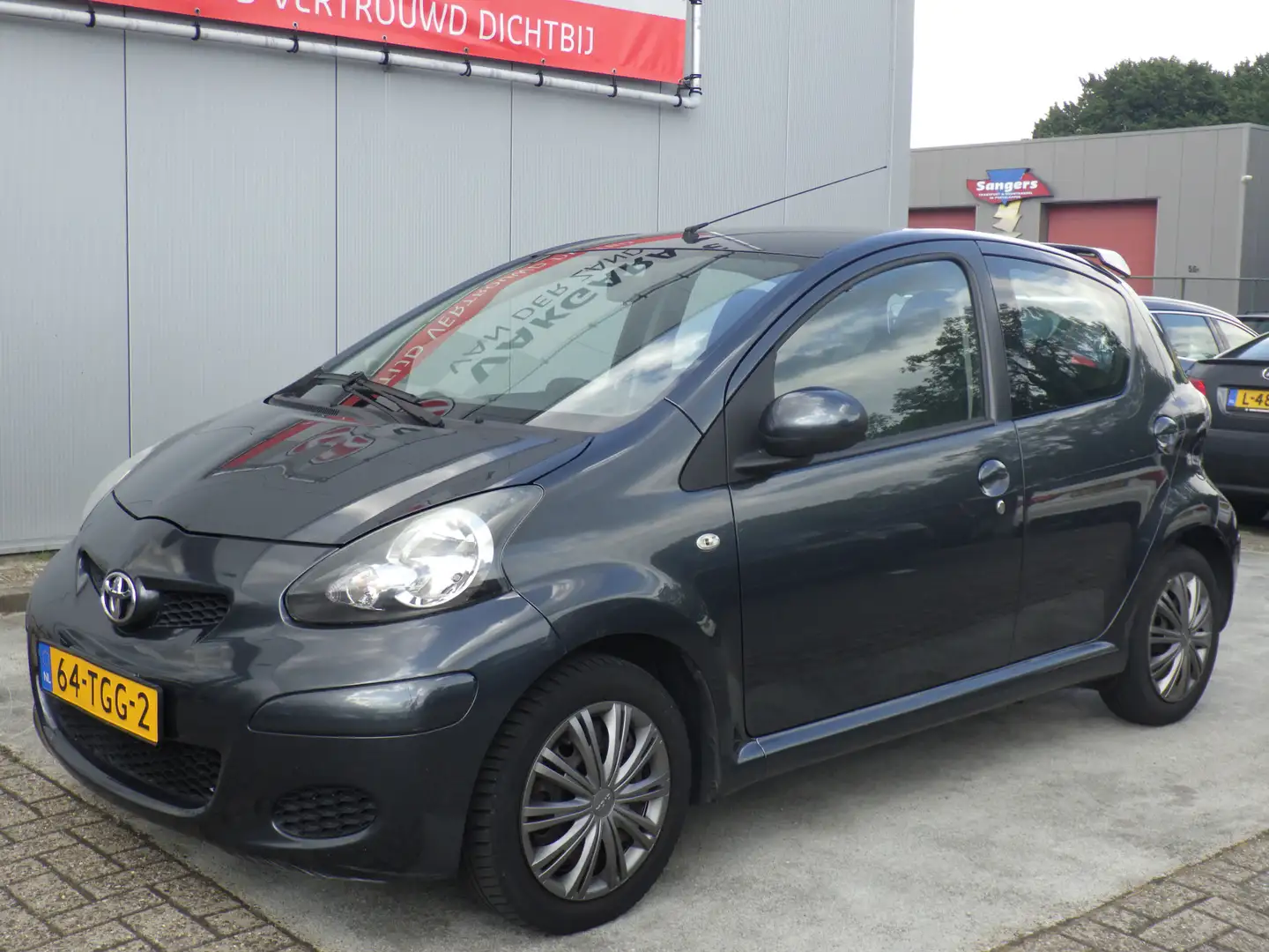 Toyota Aygo 1.0-12V AUTOMAAT Comfort Navigator, Airco, 5DRS,NA Grijs - 2
