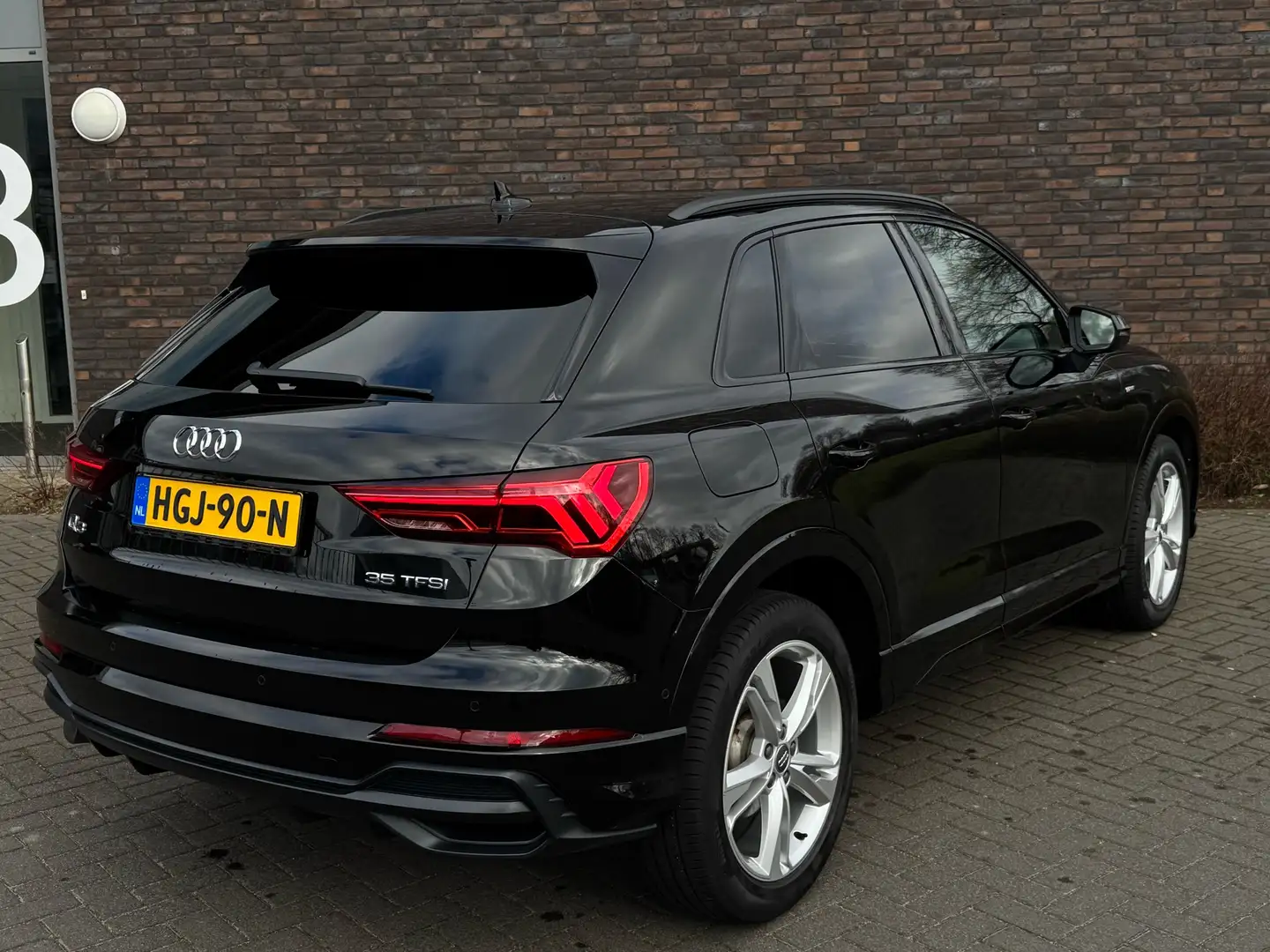 Audi Q3 35 TFSI 3x S-Line Black Optik B&O|S-Tronic|Matrix Zwart - 2