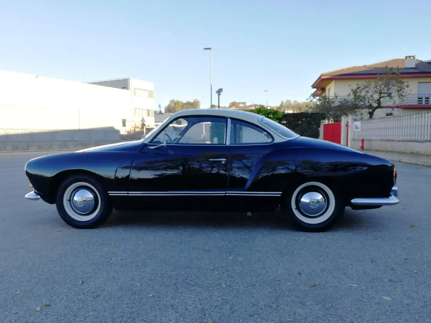 Volkswagen Karmann Ghia Černá - 2