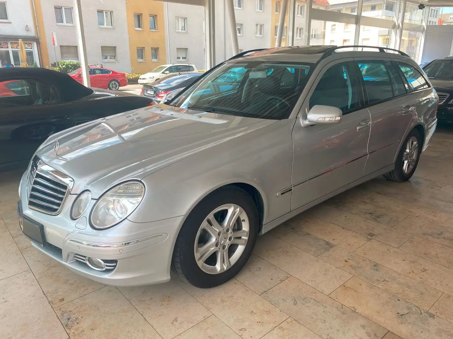 Mercedes-Benz E 220 T CDI Avantgarde/1.Hd/Navi/Xen./PDC/SHZ Silber - 2