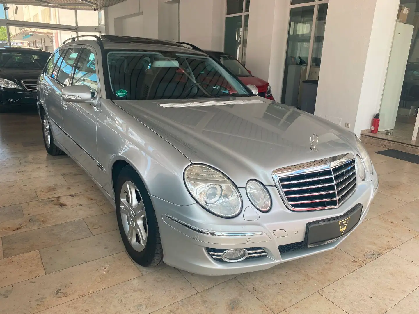 Mercedes-Benz E 220 T CDI Avantgarde/1.Hd/Navi/Xen./PDC/SHZ Silber - 1