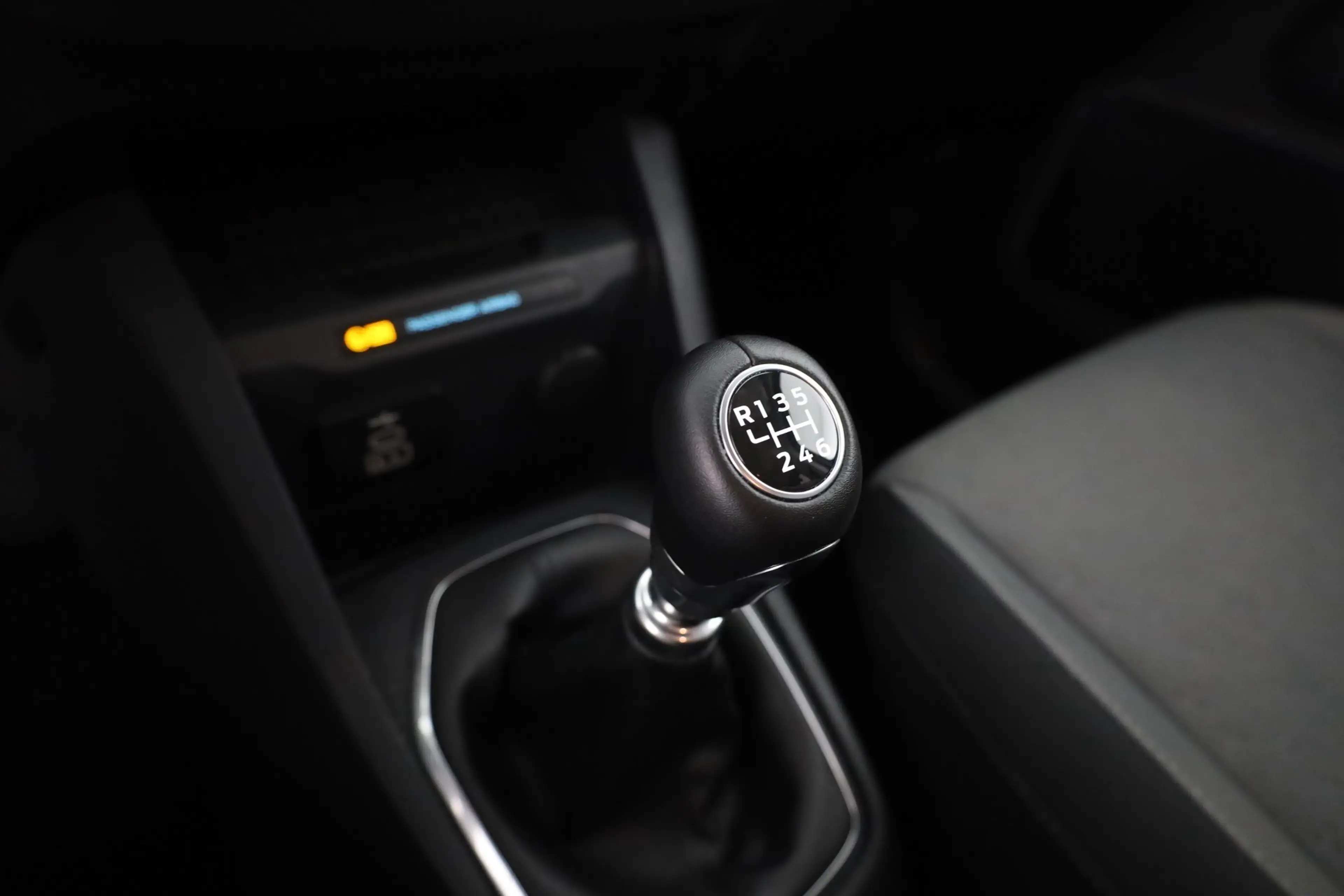 Ford Tourneo Courier Titanium 1.0 EB AHK Kamera — photo 14