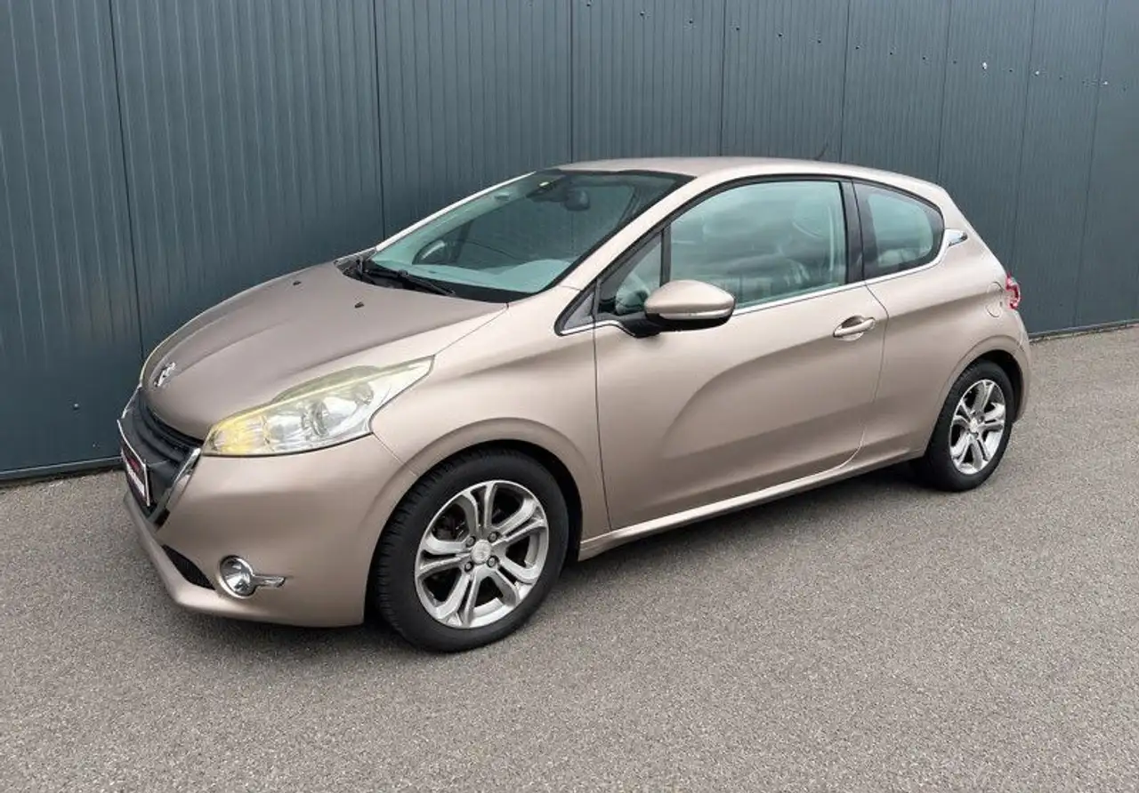 Peugeot 208 208