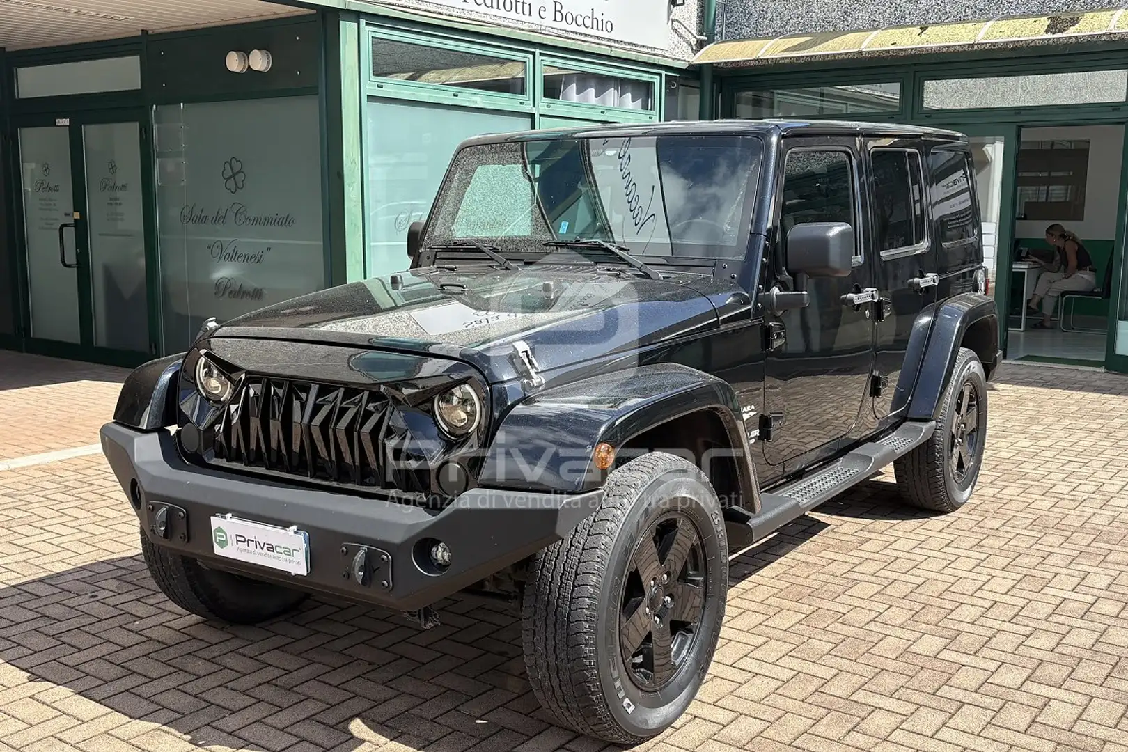Jeep Wrangler Wrangler Unlimited 2.8 CRD DPF Sahara Auto Zwart - 1