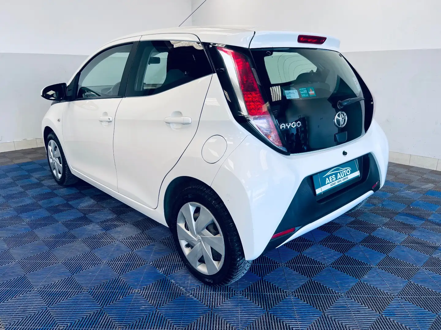 Toyota Aygo x-play Білий - 2