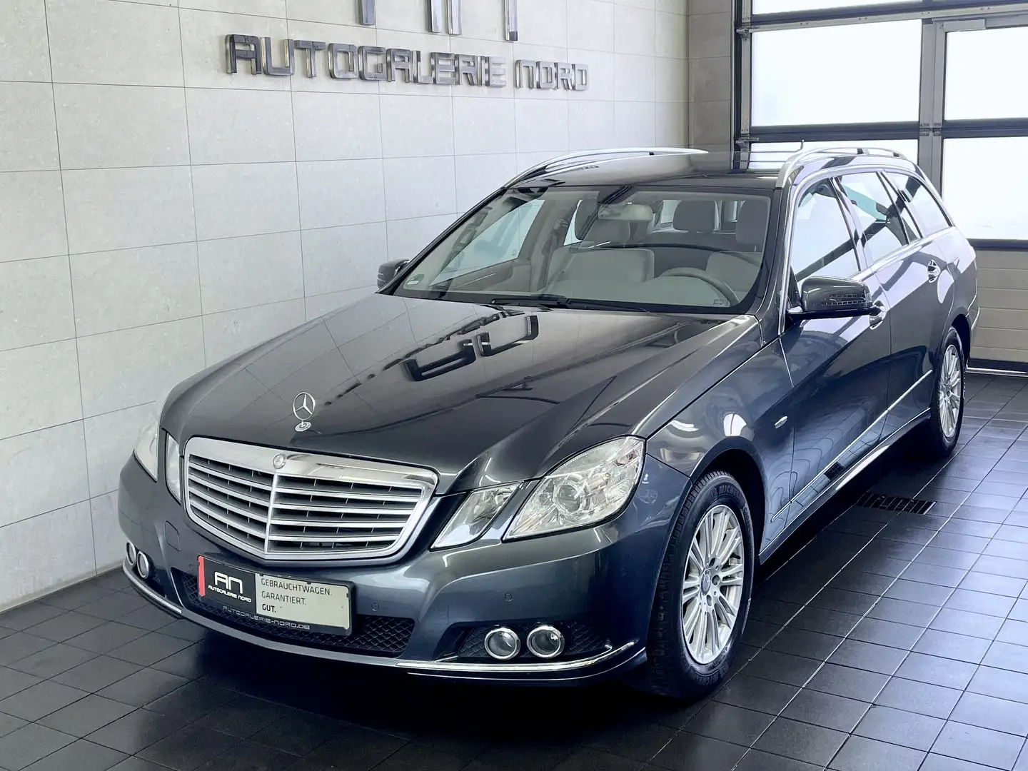 Mercedes-Benz E 200 CGI BlueEfficiency Elegance 1. Hand Grau - 2