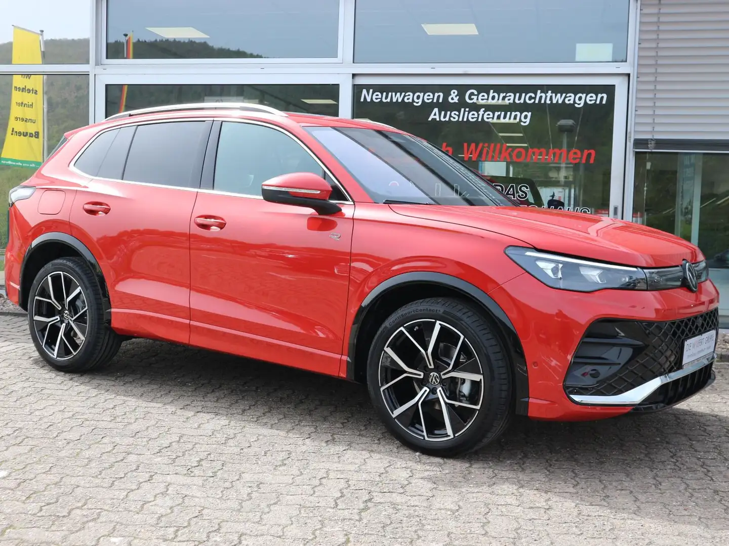 Volkswagen Tiguan R-Line 1,5 l eTSI OPF (150 PS) DSG*AHK*PA Rot - 2