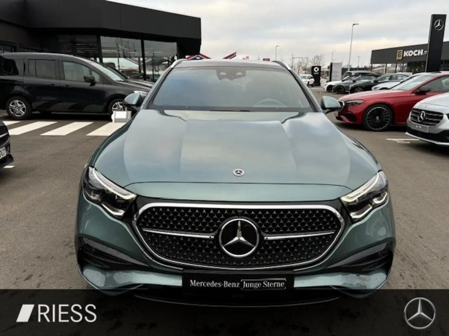 Mercedes-Benz E 220 d T AMG Sport LED Distr Pano AHK Keyless Silber - 2