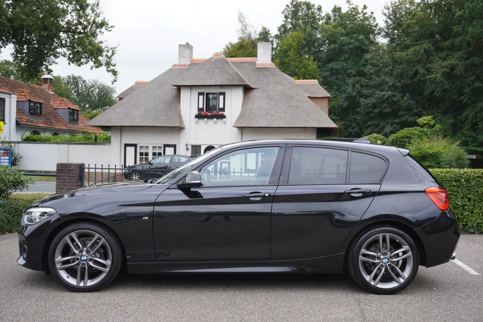BMW 116 1-serie 116i M Sport Dealer onderhouden Чорний - 2