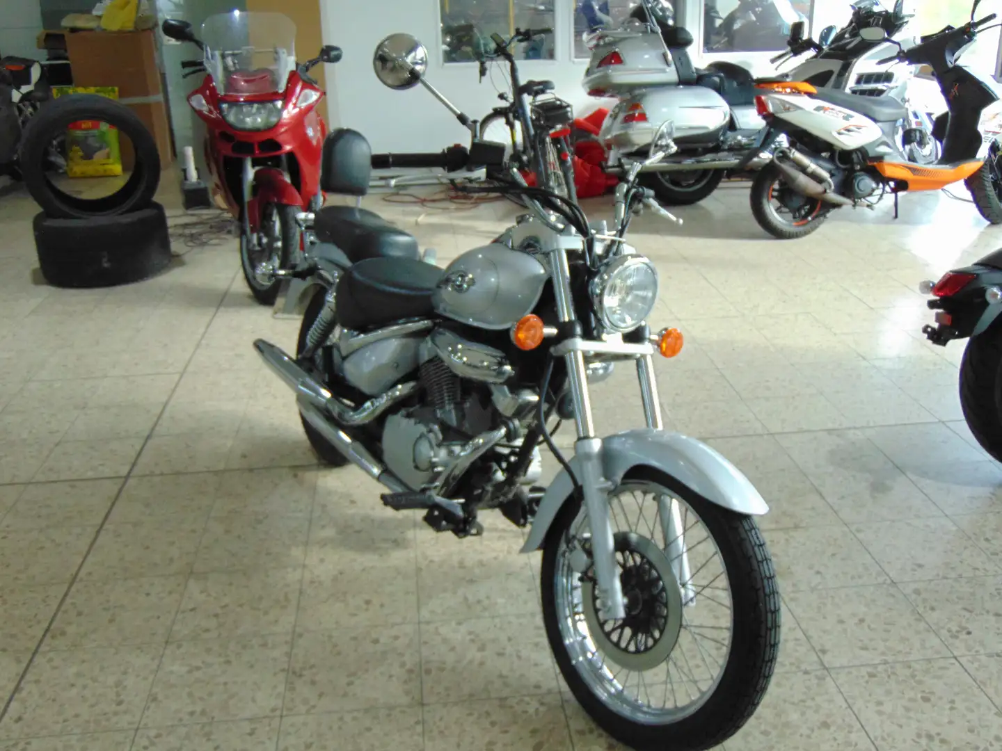 Suzuki VL 125 Srebrny - 2