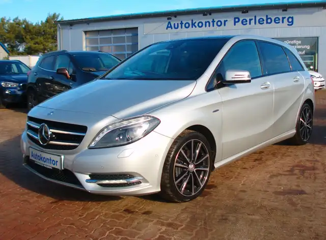Mercedes-Benz B 200 .Teilleder.Navi.Pano.Night P.AHK Schw.