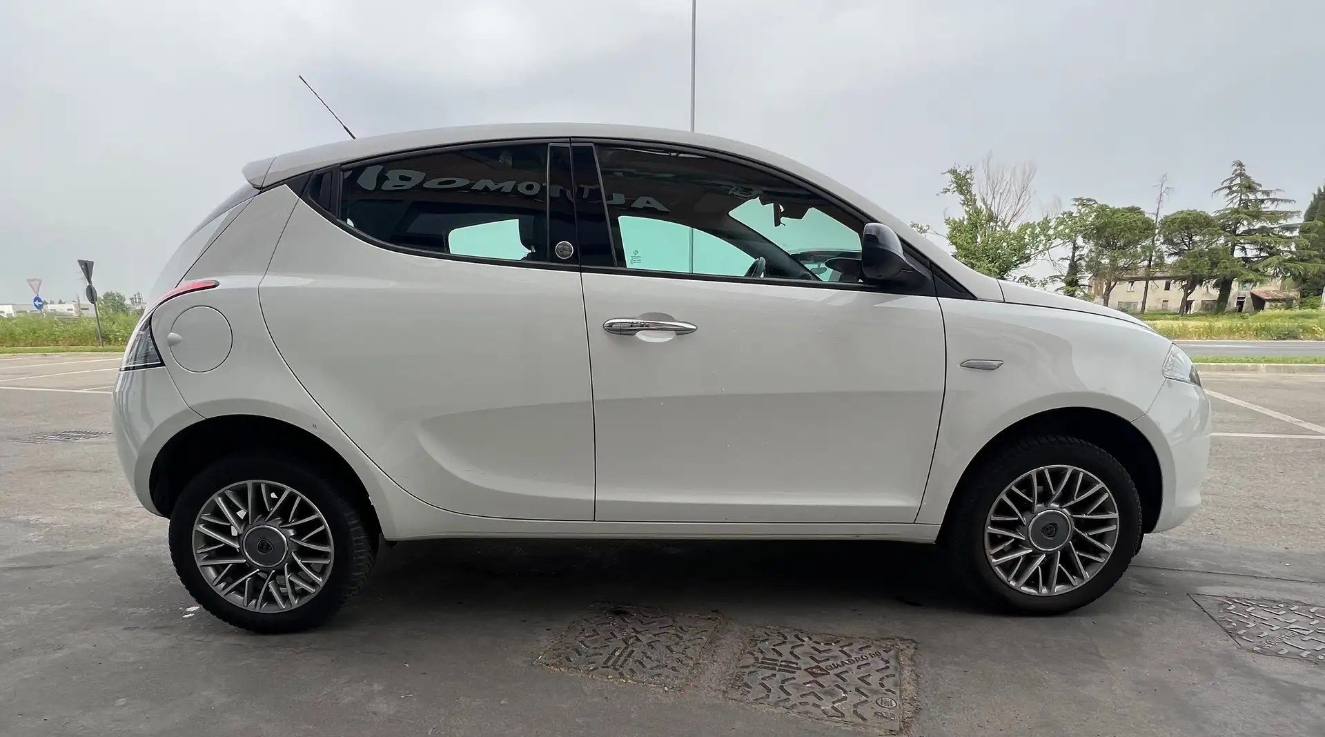 Lancia Ypsilon Ypsilon 0.9 t.air   metano 80cv Ideale X Neopat. Blanco - 2