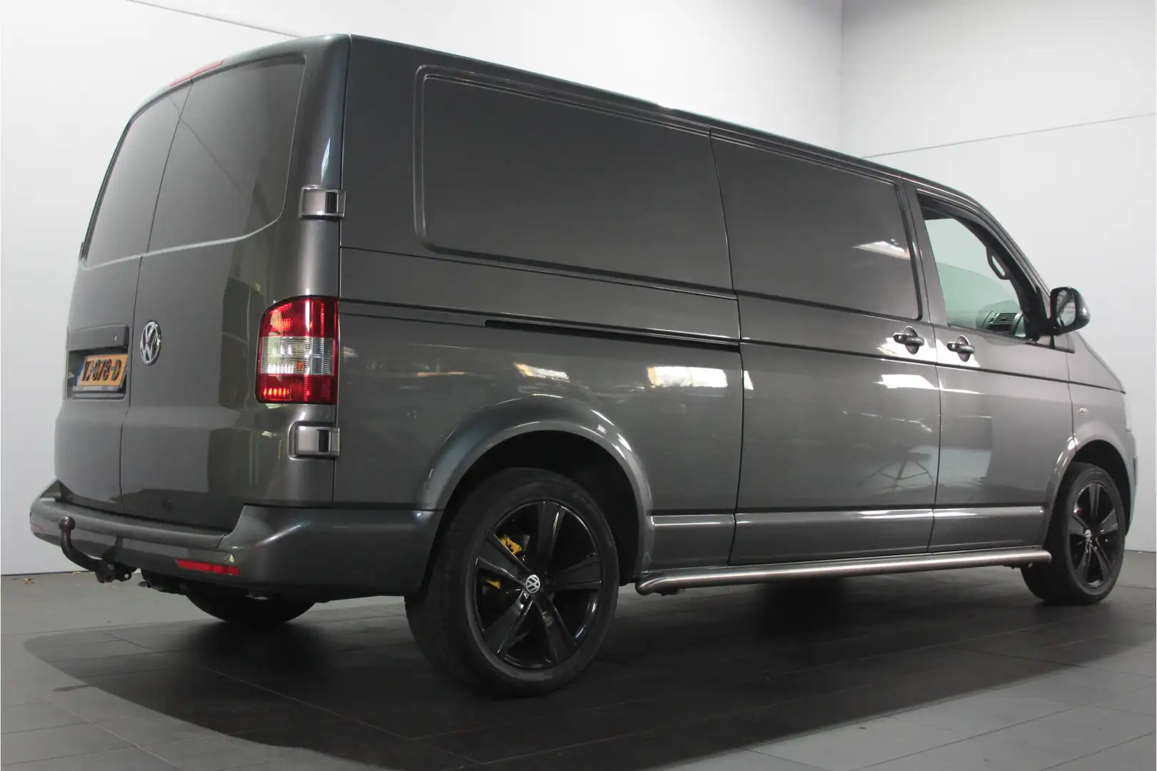 Volkswagen T5 Transporter 2.0 TDI L2H1 4Motion - Automaat - Navi / Bluetooth Grijs - 2