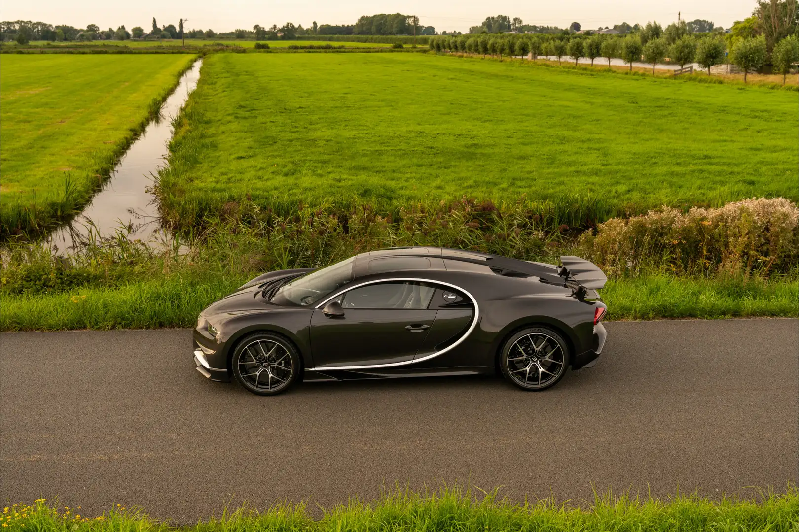 Bugatti Chiron Sport - Visible Carbon - Sky View - 1 of 60 Grau - 2