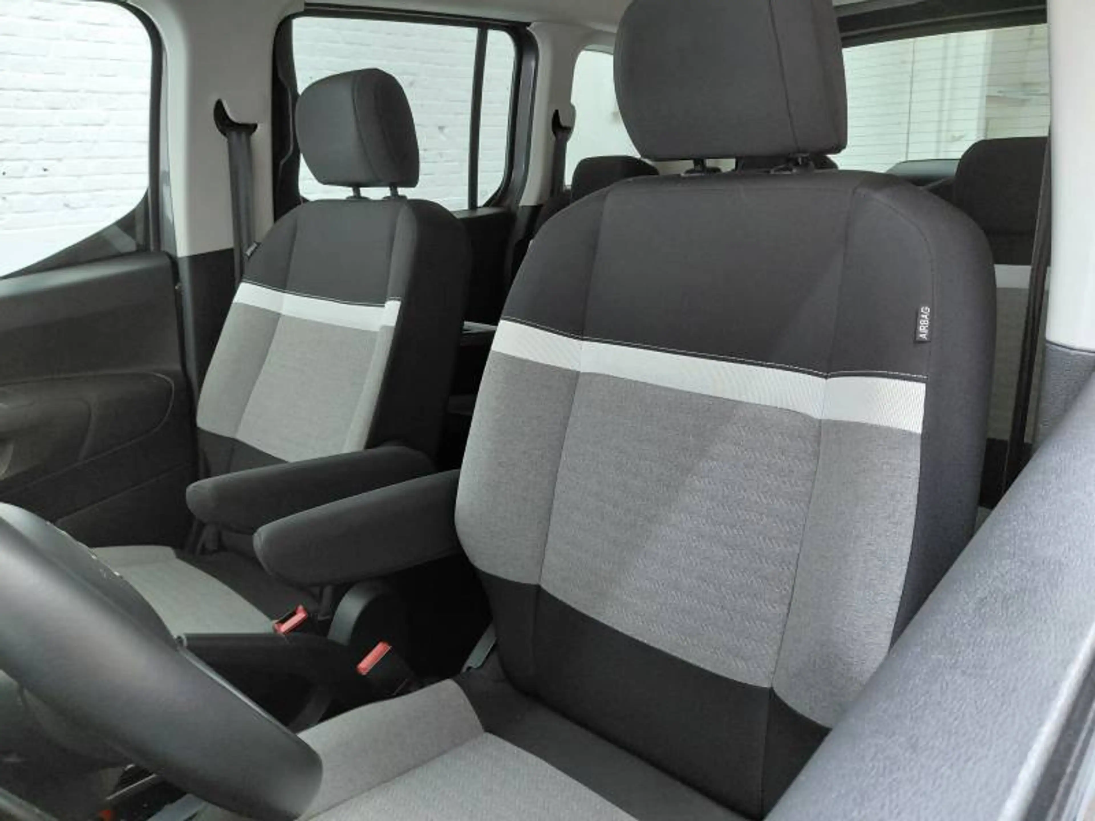 Citroen Berlingo Multispace 3 1.2 PureTech 130 EAT8 M Feel — photo 13