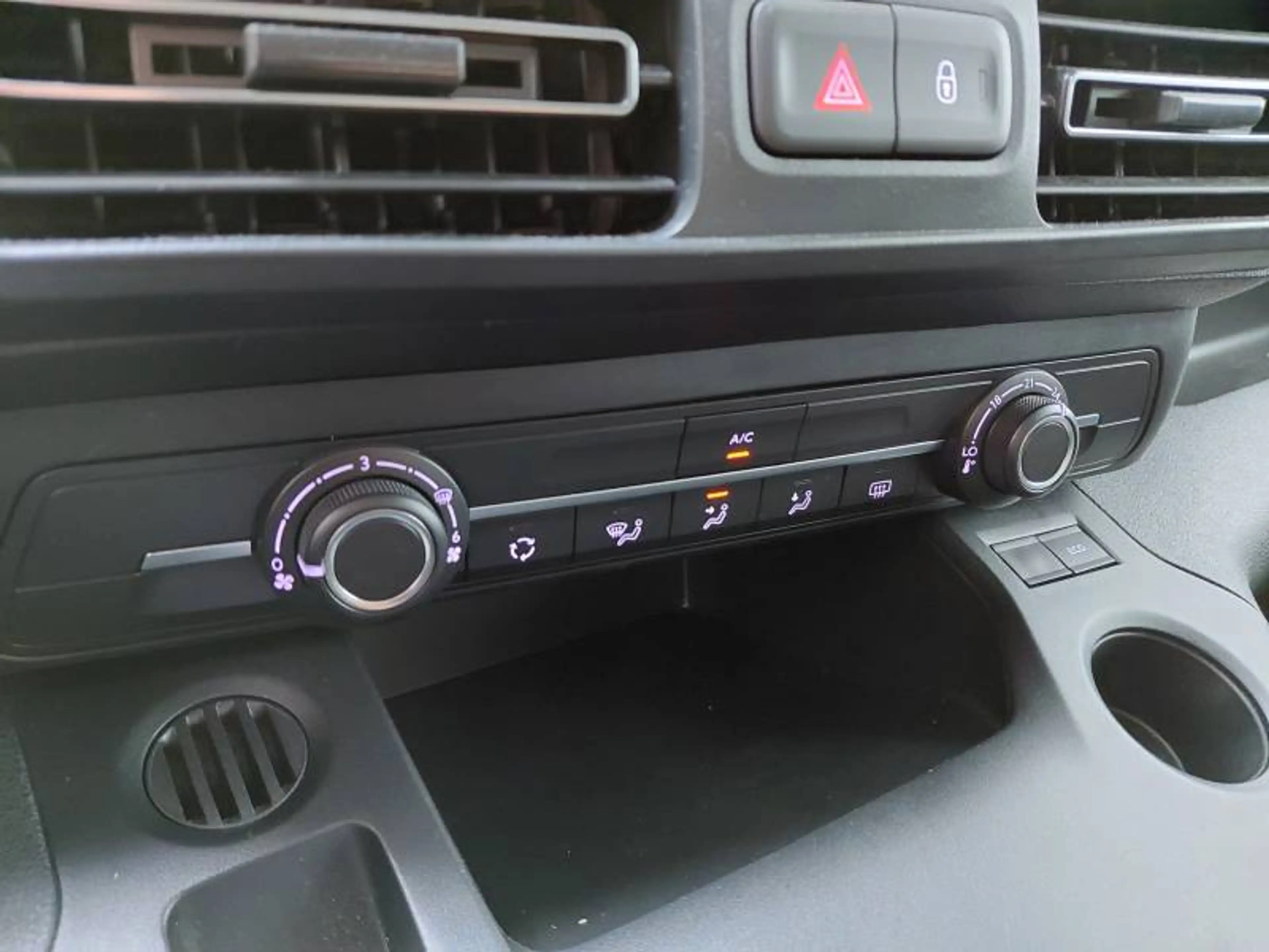 Citroen Berlingo Multispace 3 1.2 PureTech 130 EAT8 M Feel — photo 22