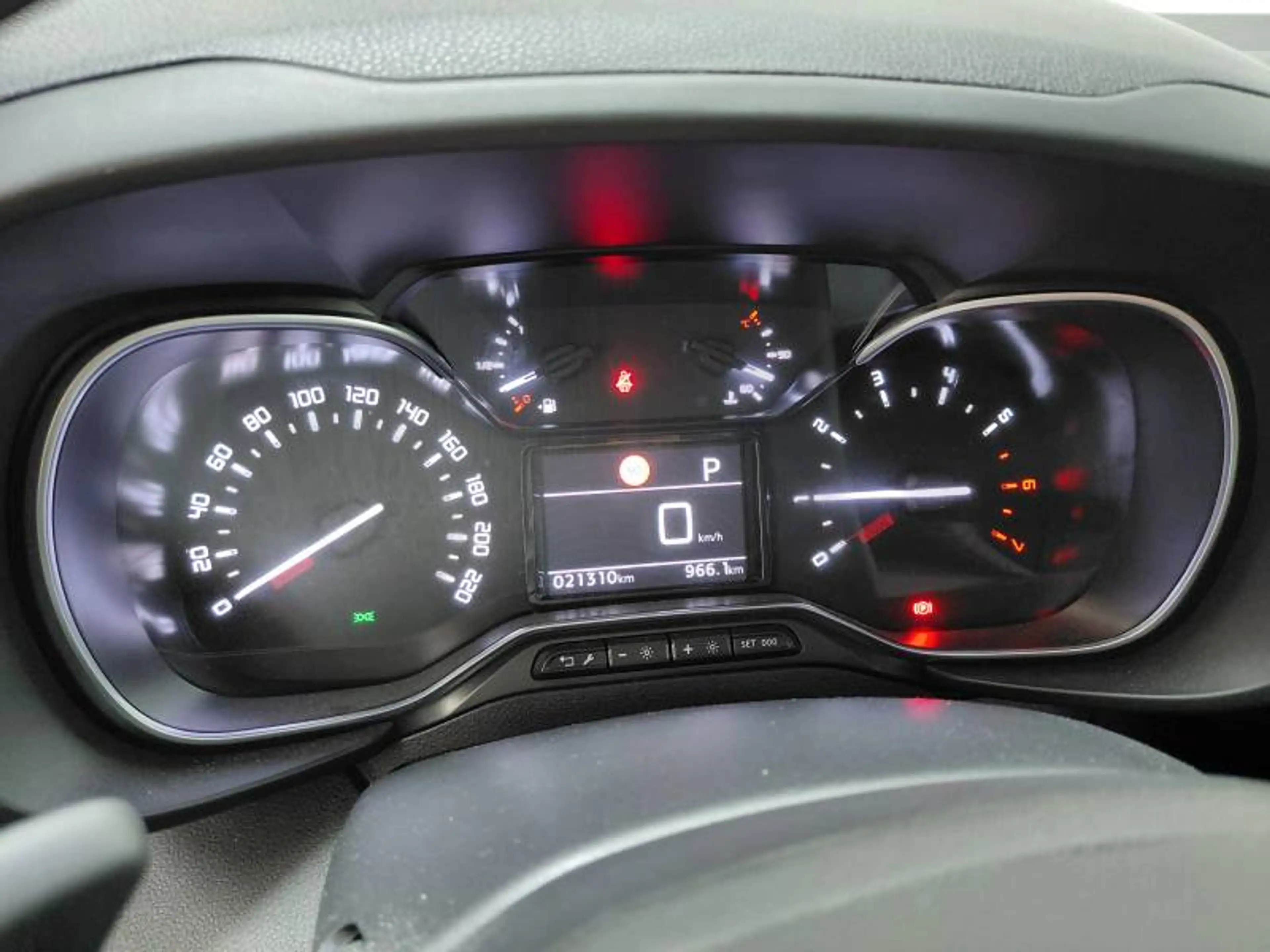 Citroen Berlingo Multispace 3 1.2 PureTech 130 EAT8 M Feel — photo 18