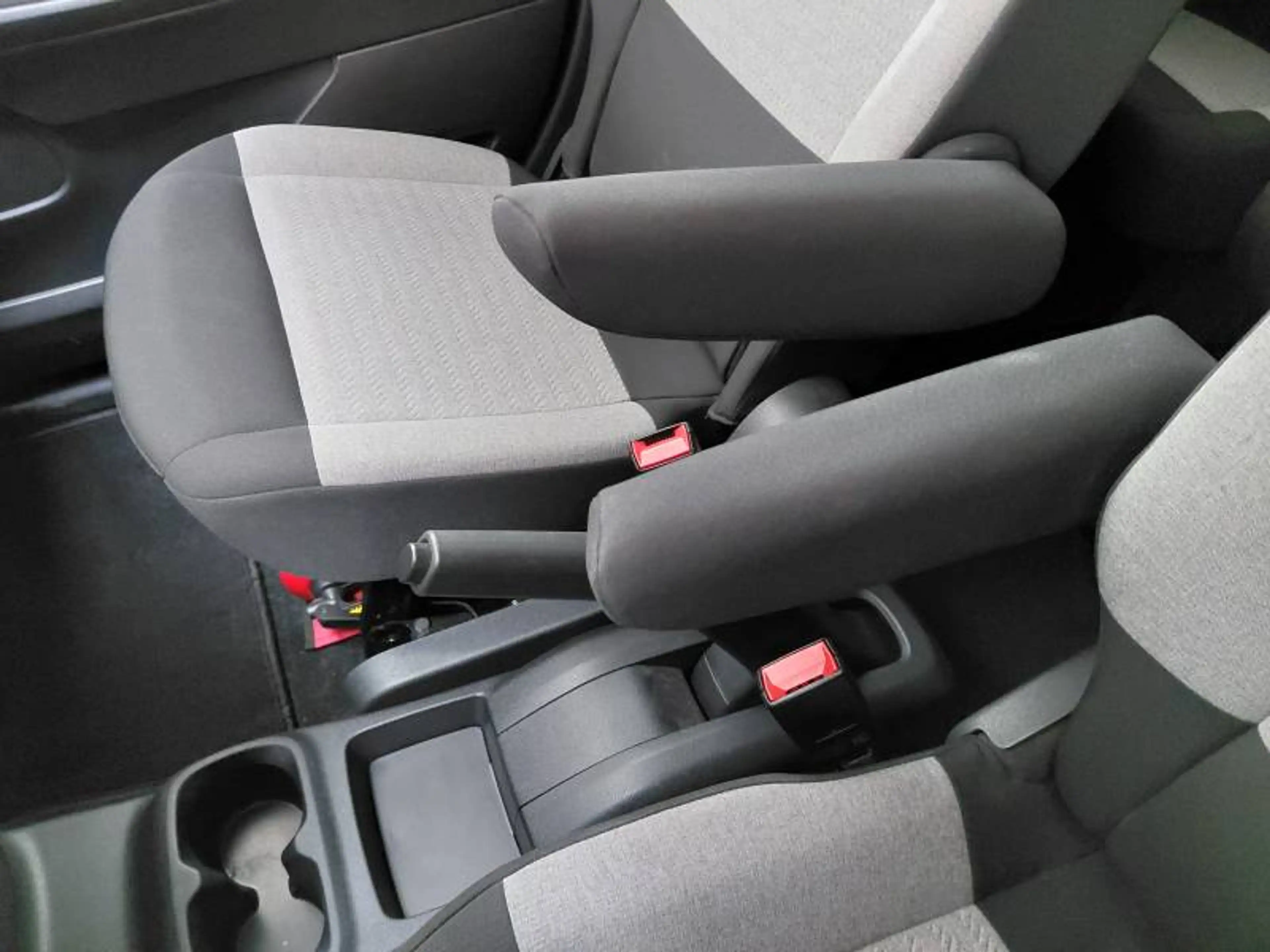 Citroen Berlingo Multispace 3 1.2 PureTech 130 EAT8 M Feel — photo 24