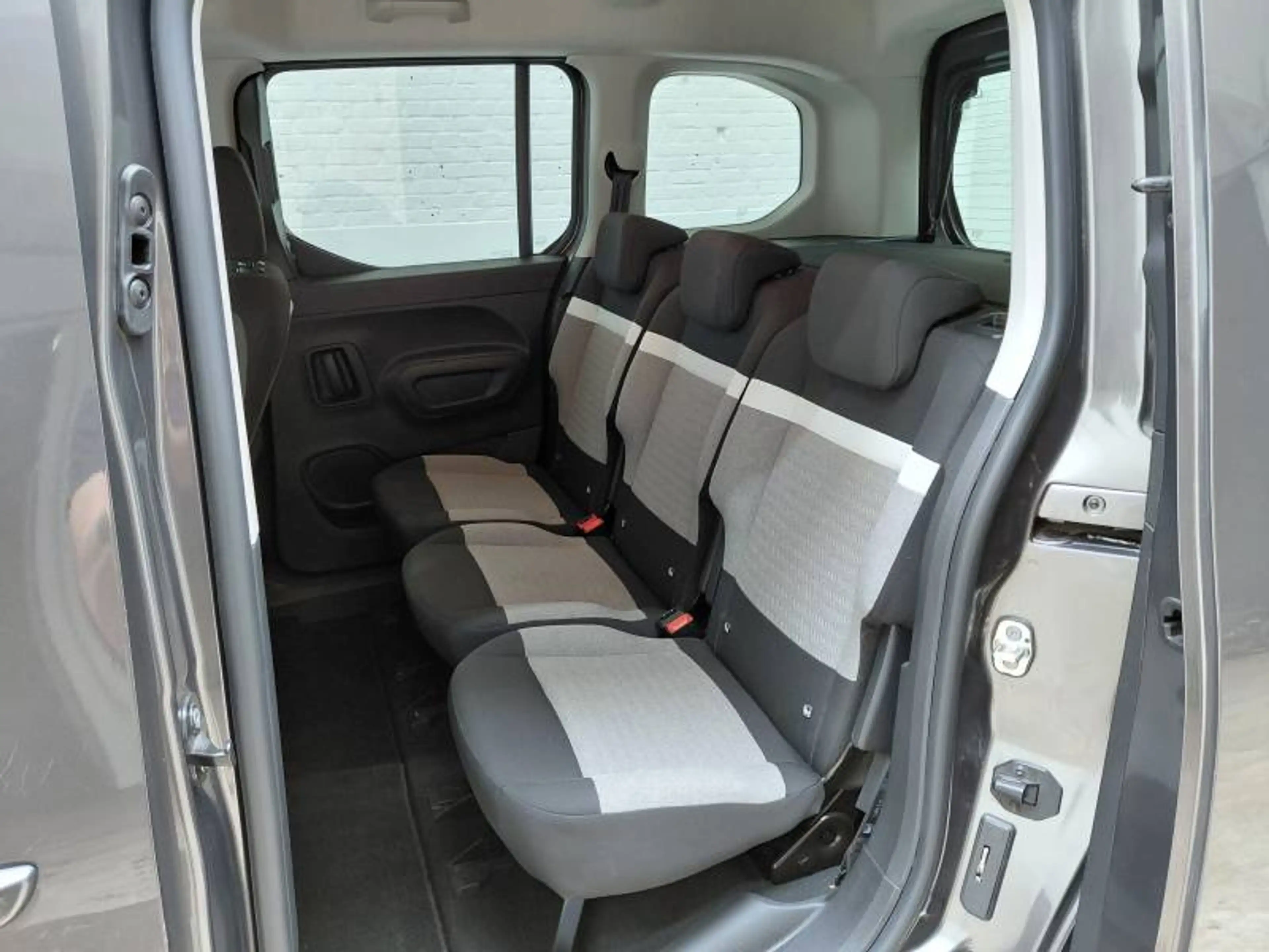 Citroen Berlingo Multispace 3 1.2 PureTech 130 EAT8 M Feel — photo 15