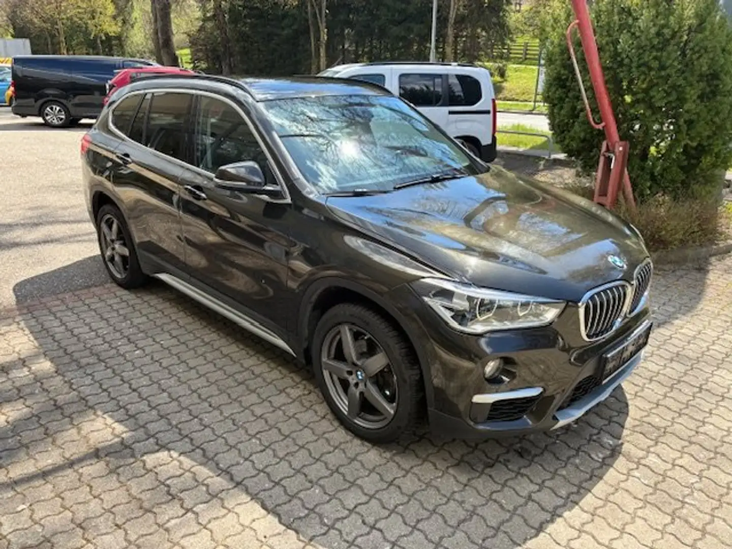 BMW X1 xDrive 18 d xLine Aut. Grau - 1