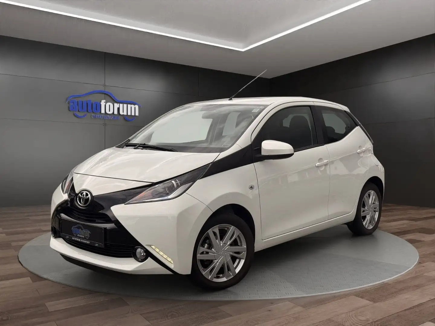Toyota AYGO 1.0 x-play touch°2.Hand°Klima°Navi°CarPlay° Blanc - 1