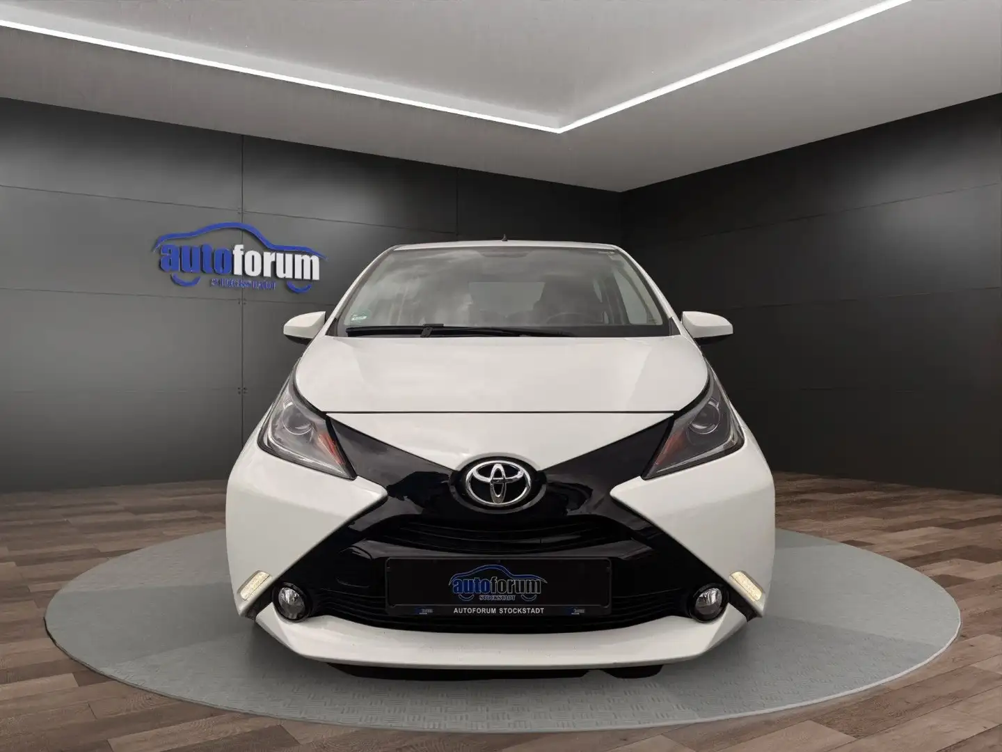 Toyota AYGO 1.0 x-play touch°2.Hand°Klima°Navi°CarPlay° Blanc - 2