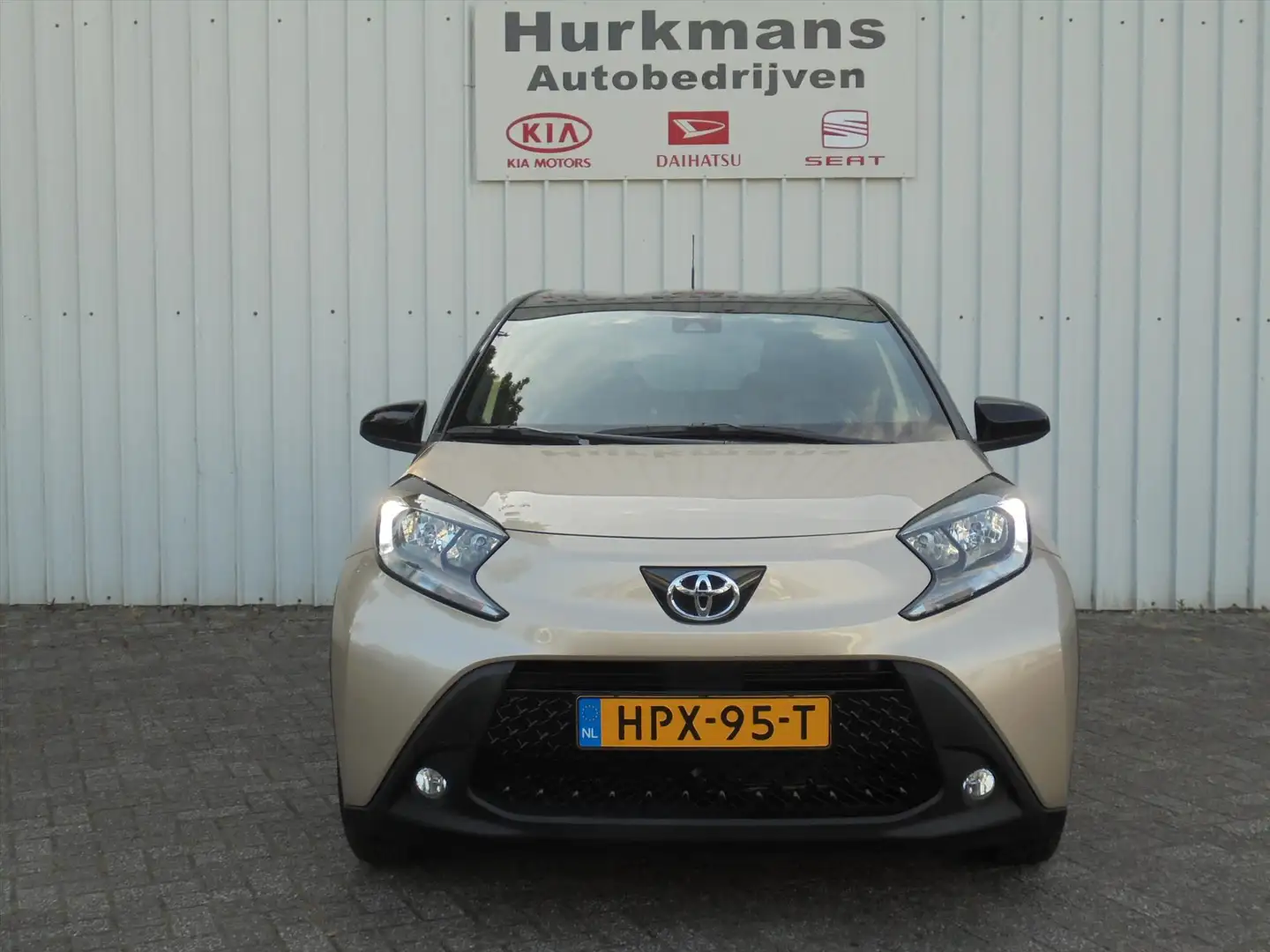 Toyota Aygo X 1.0 VVT-i AUTOMAAT PULSE CAMERA CARPLAY ENZ... Bruin - 2
