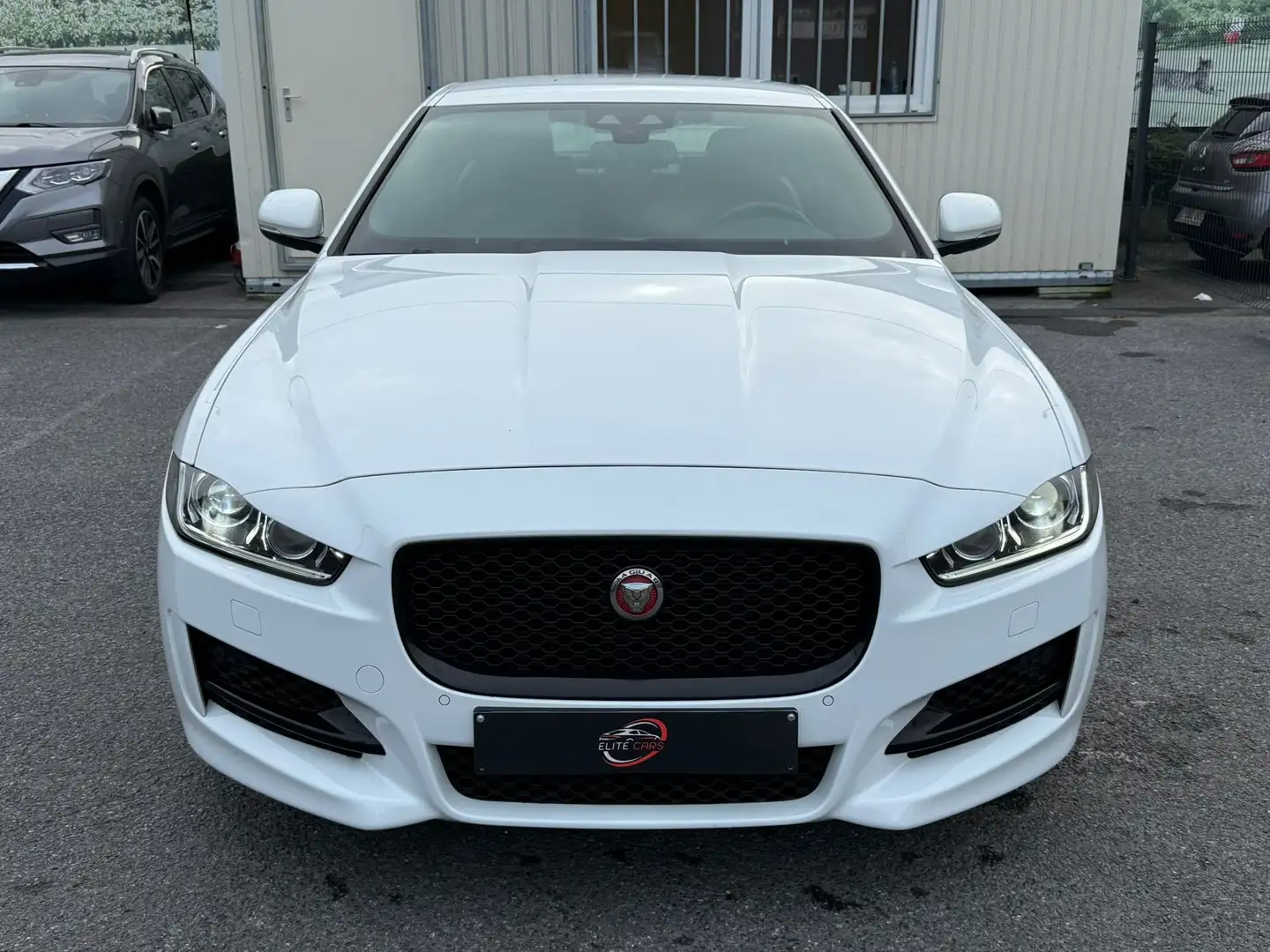 Jaguar XE 2.0 D AWD R-Sport / CUIR / AUTO / GPS / 1ERE MAIN Wit - 2