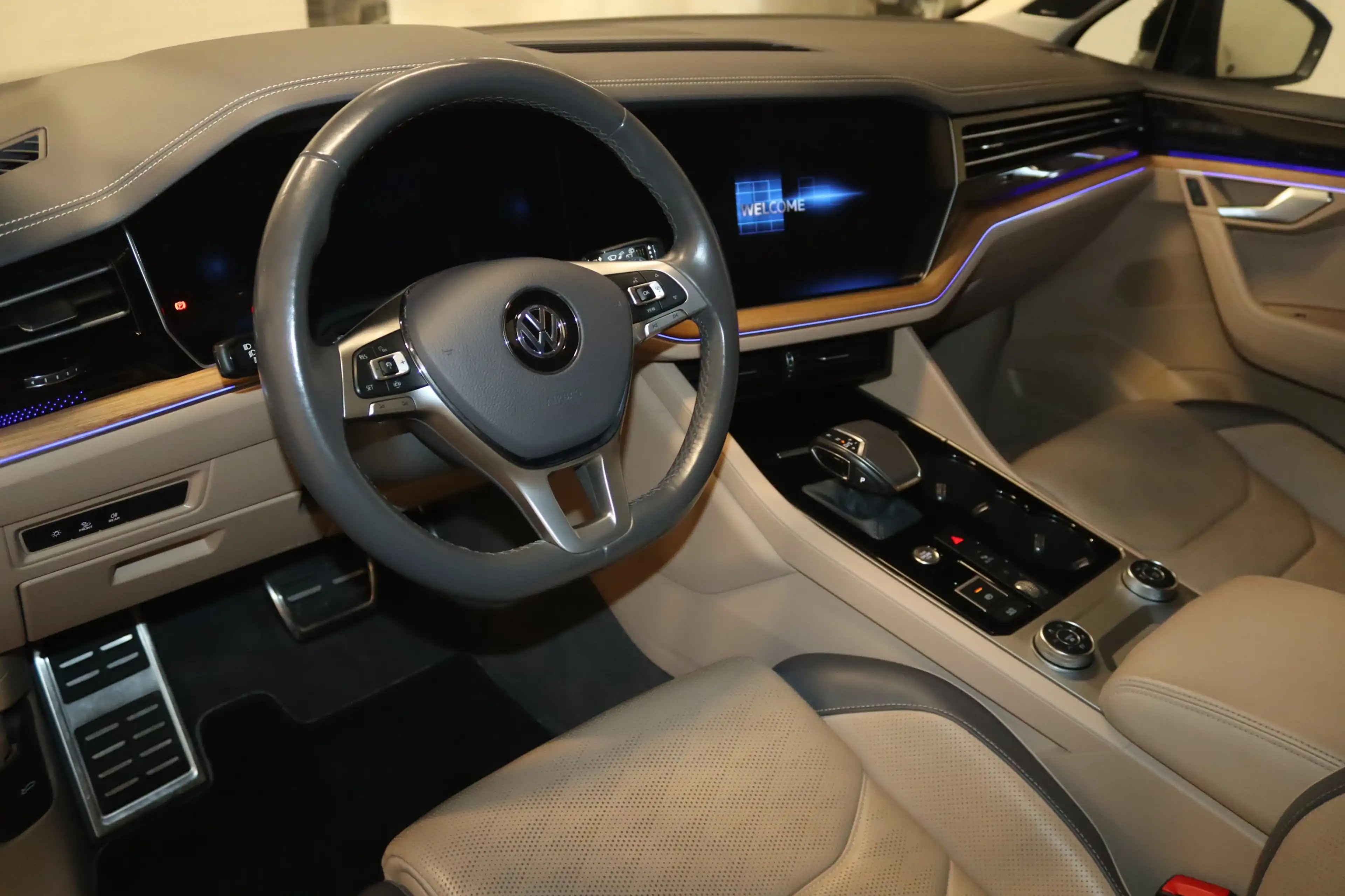 Volkswagen Touareg R Line Black 4M.-PANO-SOFT-LUFT-MATRIX- — photo 11