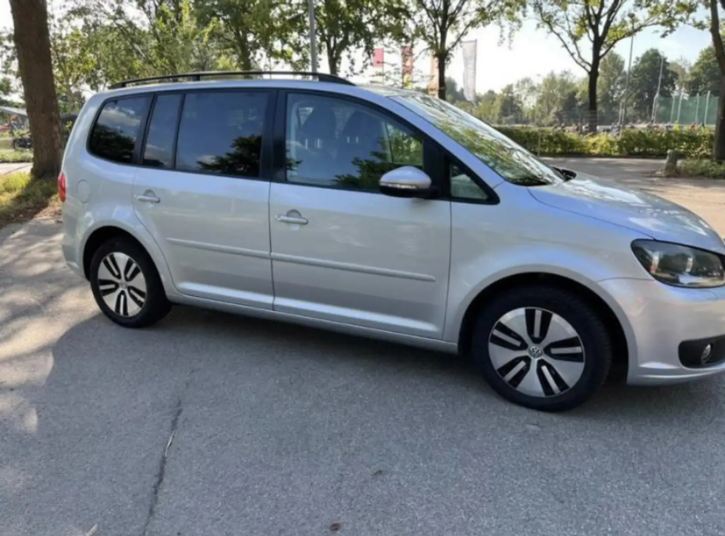 Volkswagen Touran 1.6 TDI Highl. BlueM Grijs - 2