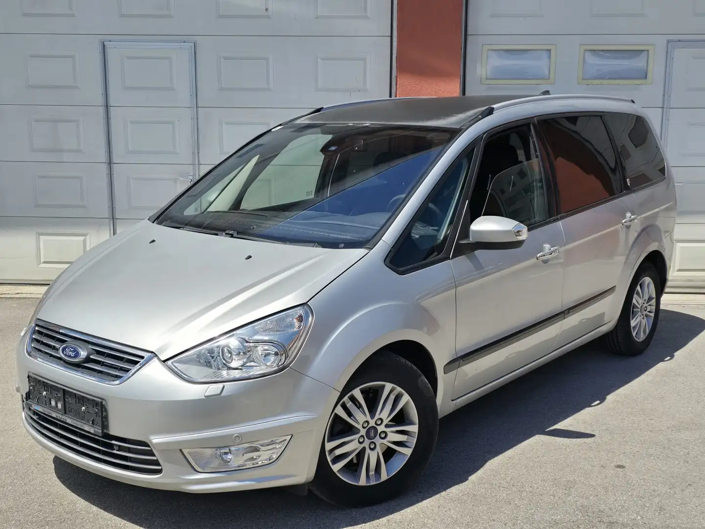 Ford Galaxy Galaxy Ghia 2,0 TDCi DPF Aut. Silber - 1