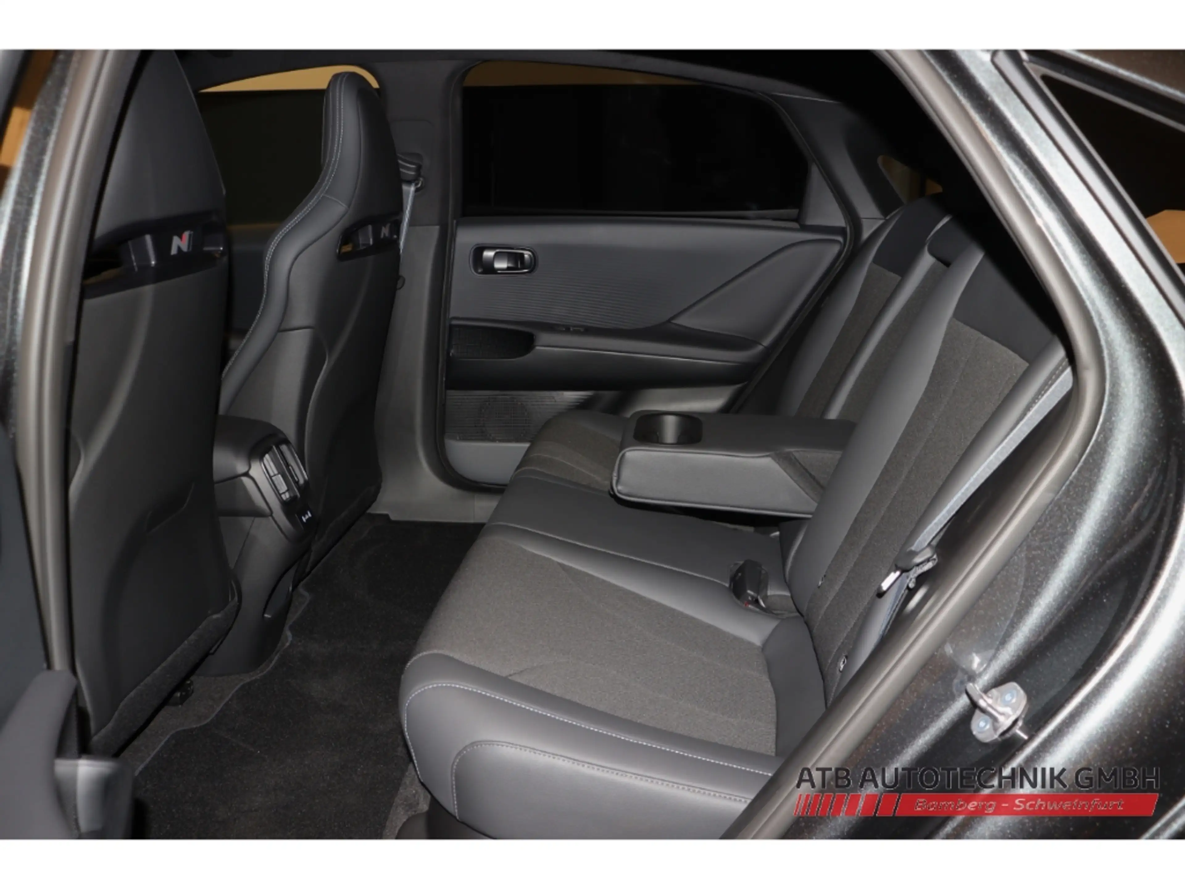 Hyundai IONIQ 6 84kWh 609PS 4WD Sitzpaket Panoramadach — photo 9