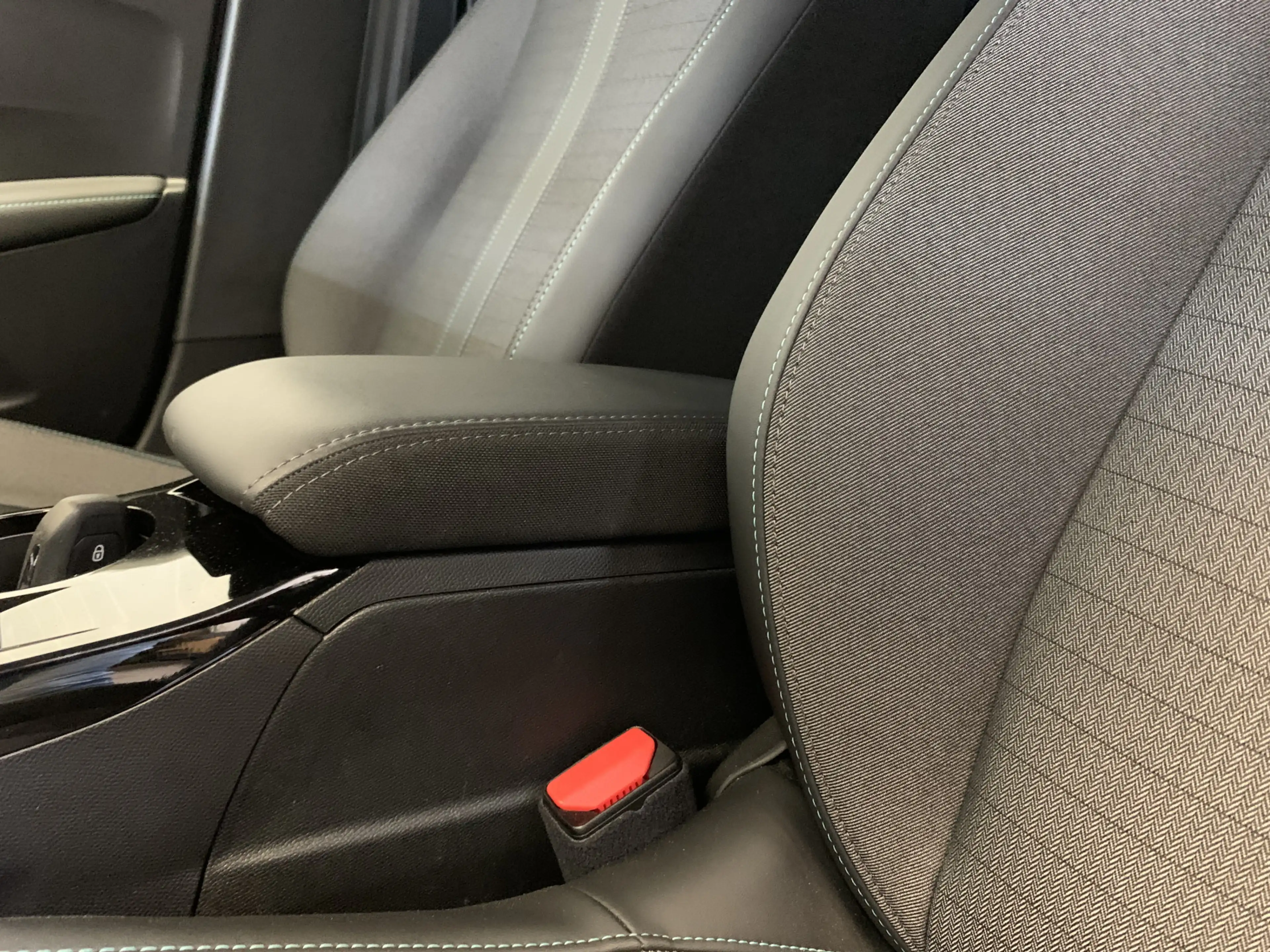 Peugeot 208 1.2 PureTech Allure 100PK LEDER-CAMERA-NAVI by CAR — photo 35