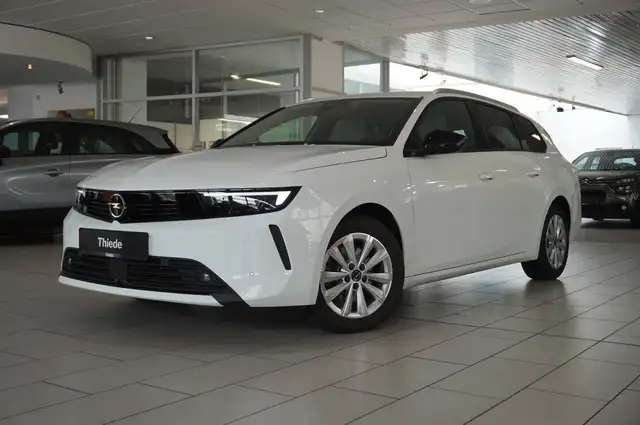 Opel Astra view 3
