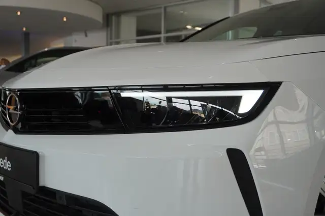 Opel Astra view 5